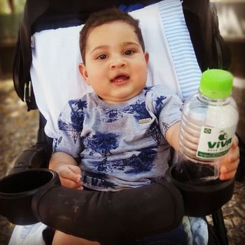 O Pequeno Benício com sua aguinha de coco, ele gosta demais! /o-pequeno-benicio-com-sua-aguinha-de-coco-ele-gosta-demais
