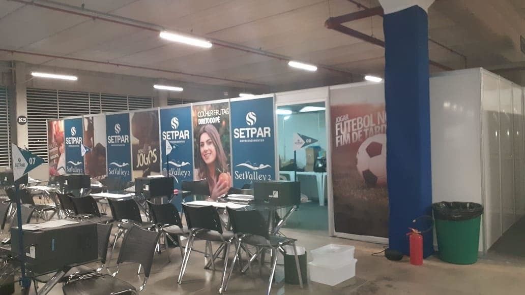 Aplicação de adesivos em parede - 7