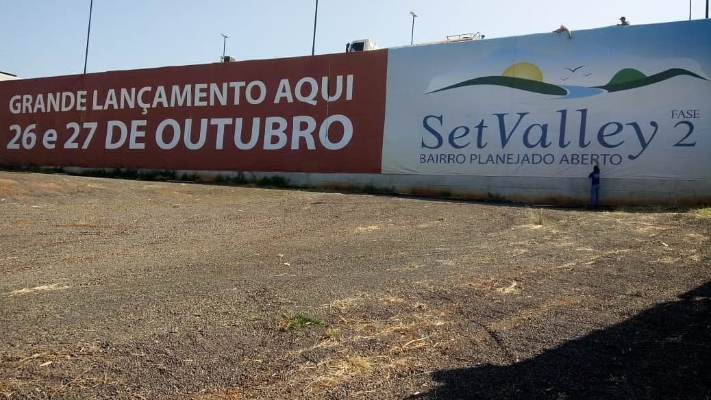 Aplicação de adesivos em parede - 12