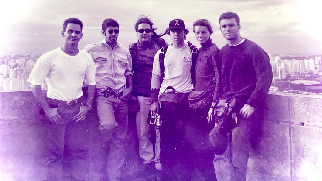 Isto foi a melhor nha primeira série que produzi e dirigi com @gugarod. "Brasil Radical" para o Fantástico/Globo. Gravando em São Paulo um episódio com Sabia e Formiga, BASE JUMP. This was my first Brazilian TV series I produced, "Brasil - 1