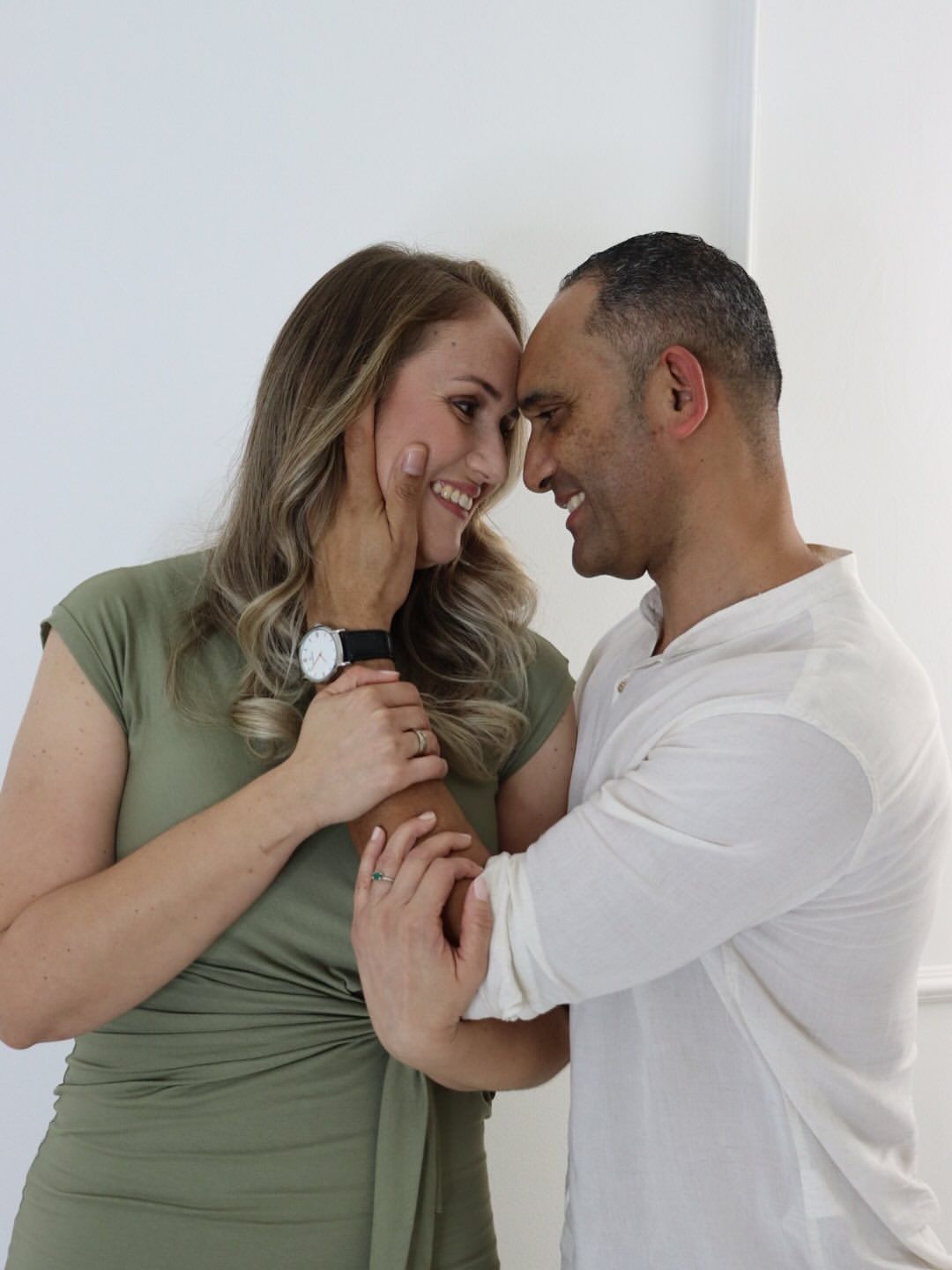 Entre sorrisos e abraços, a vida se revela simples e bonita. 🤍 - 3