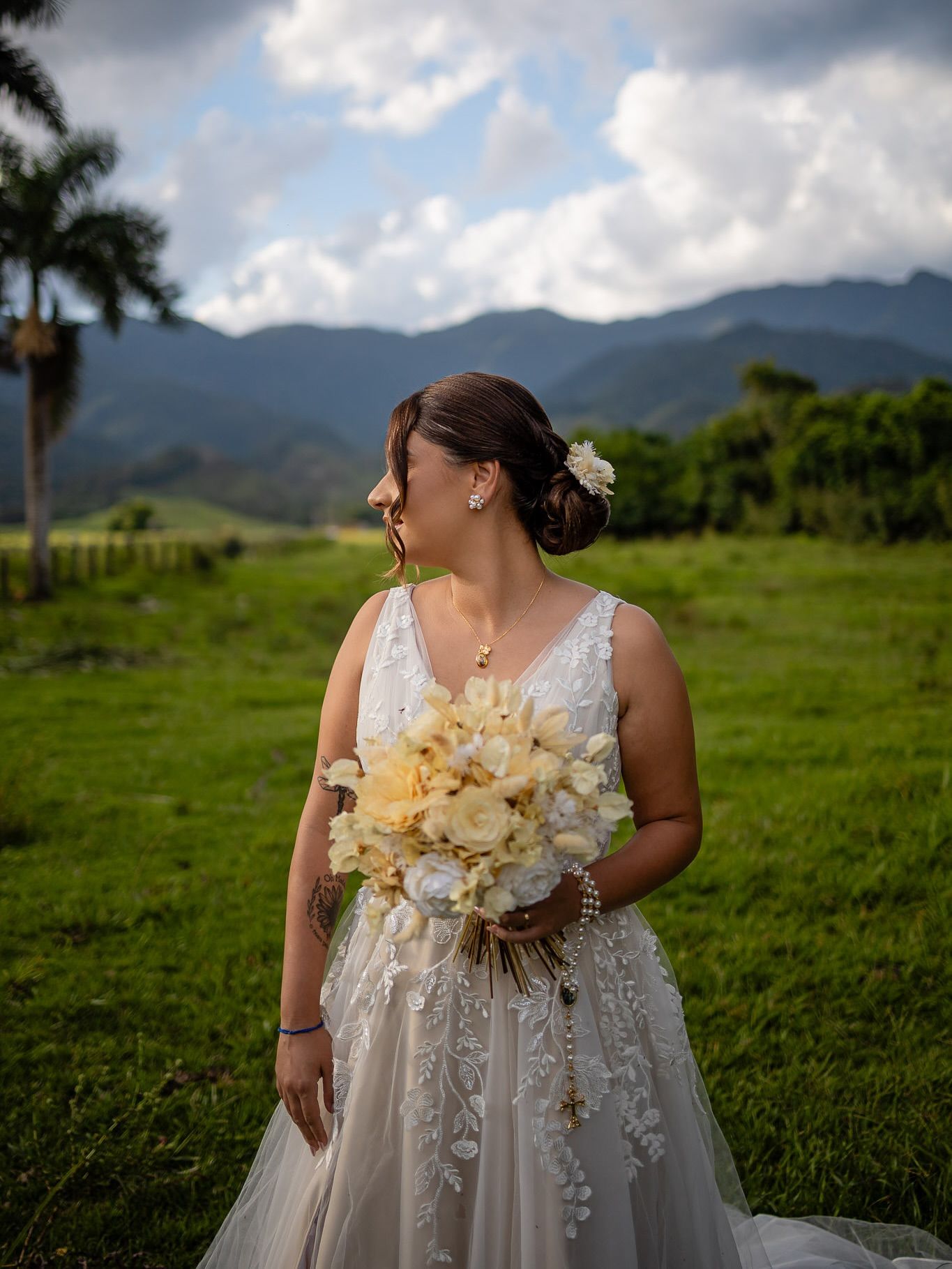 Noiva no Campo de Bota: Casamento ao Ar Livre com Personalidade - 3