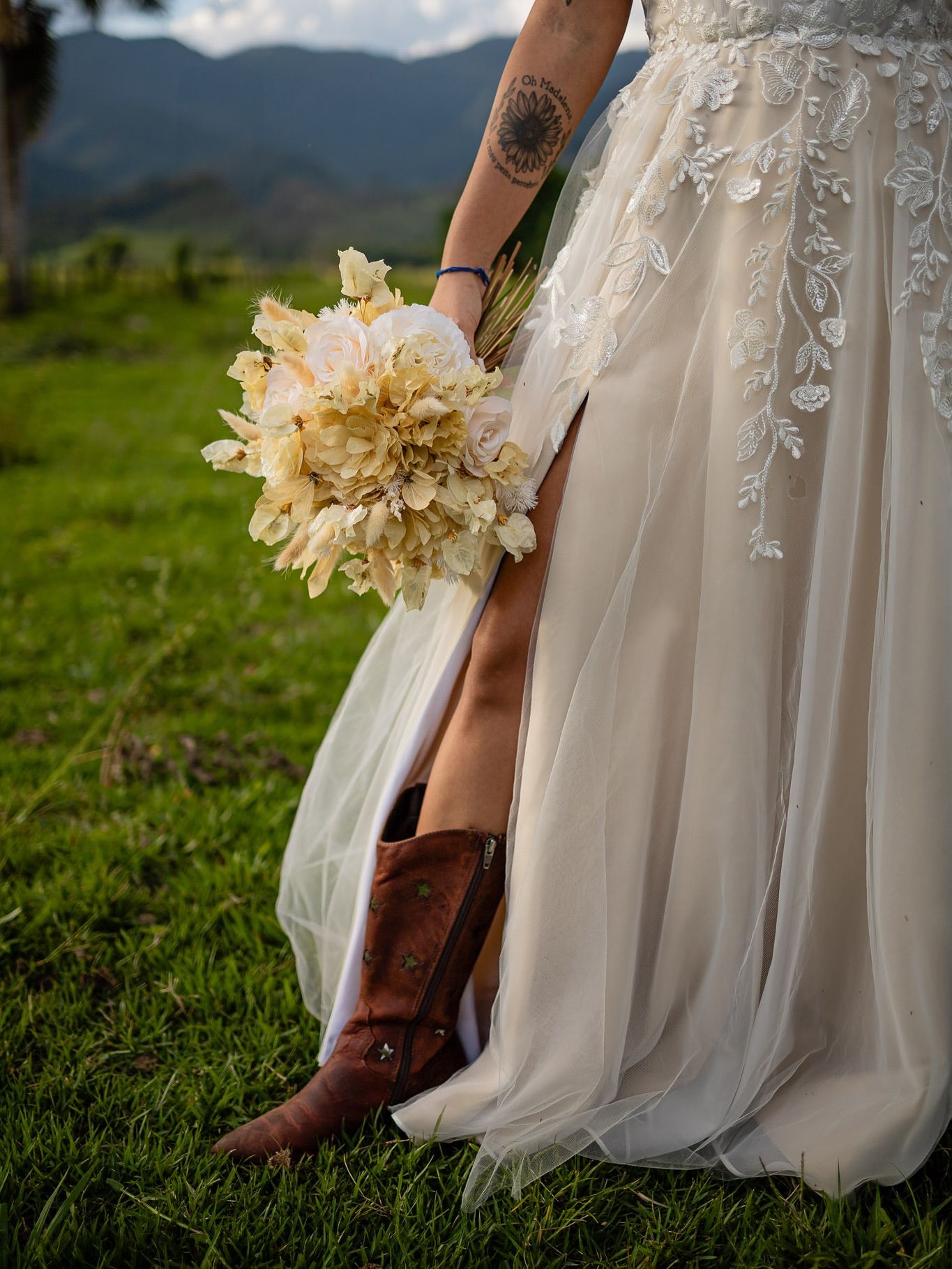 Noiva no Campo de Bota: Casamento ao Ar Livre com Personalidade - 6