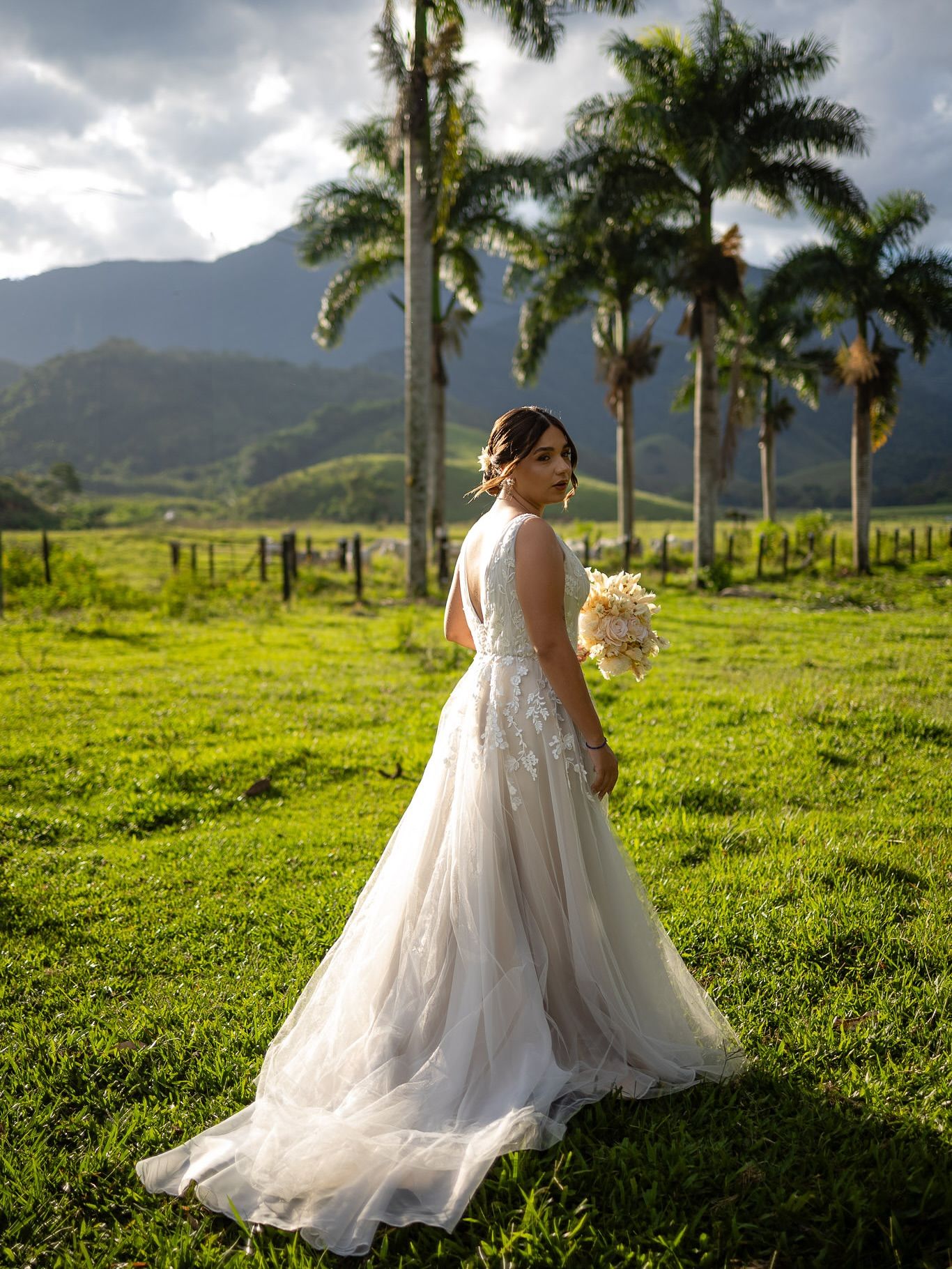 Noiva no Campo de Bota: Casamento ao Ar Livre com Personalidade - 2