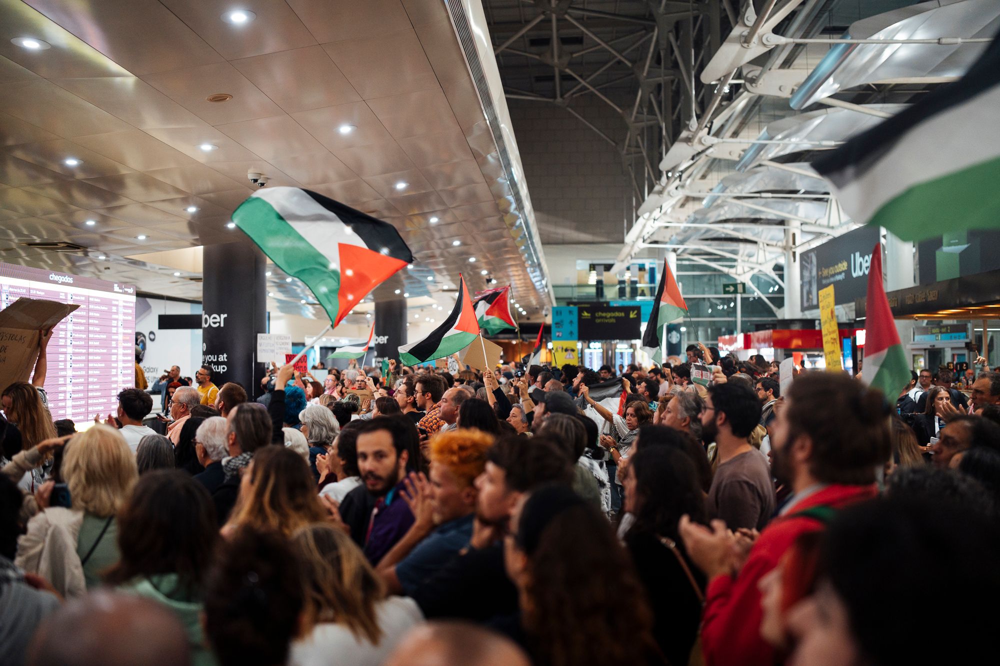 Chegada ao Aeroporto de Lisboa de quatro membros da Flotilha - 1 - 0