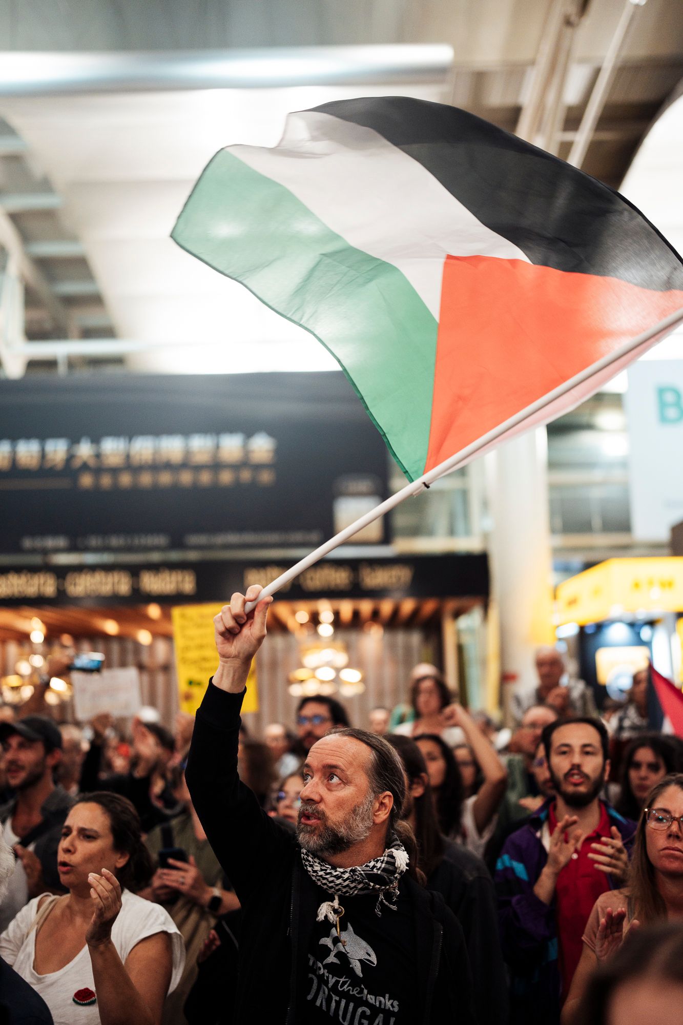 Chegada ao Aeroporto de Lisboa de quatro membros da Flotilha - 1 - 1