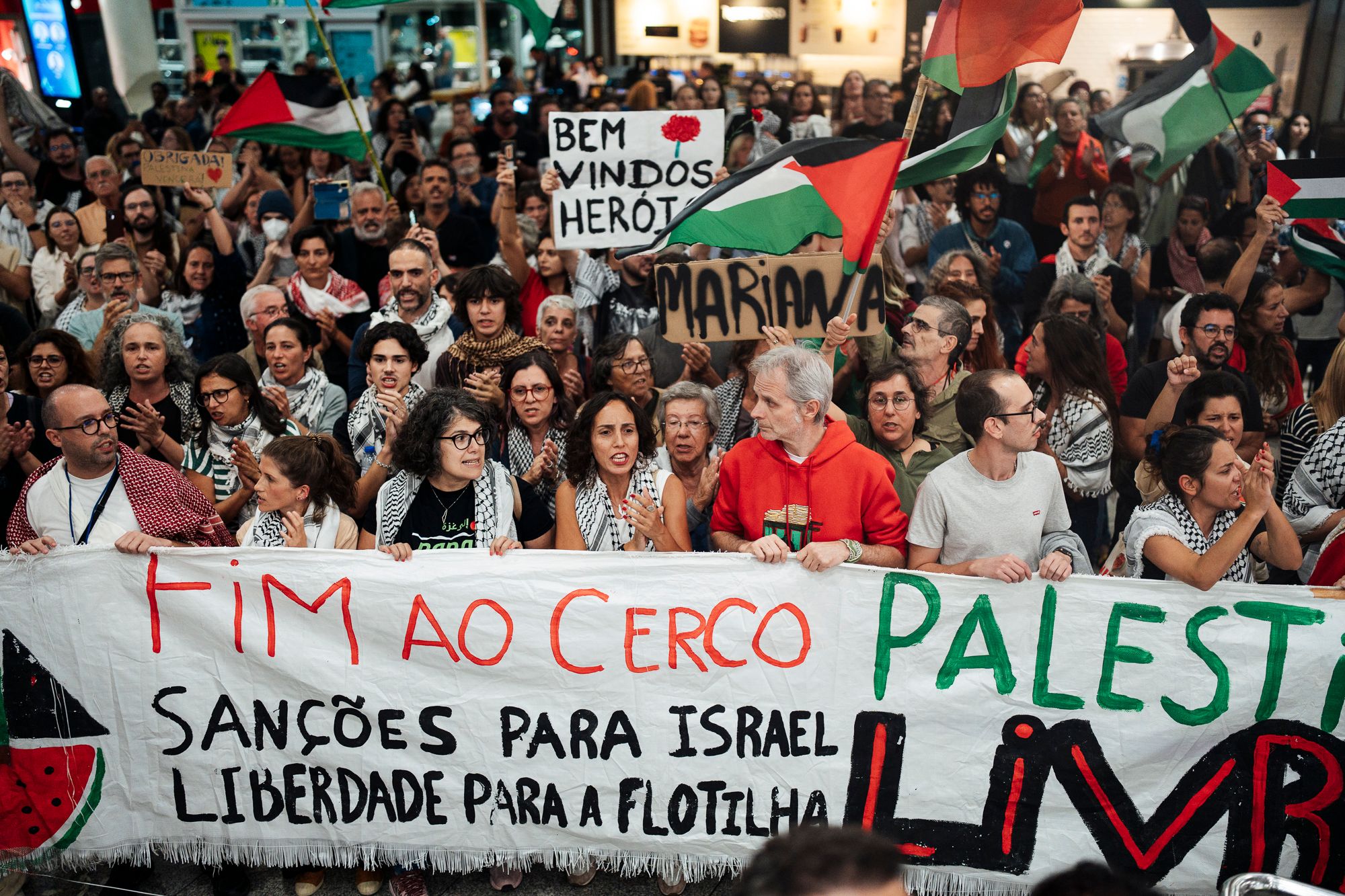 Chegada ao Aeroporto de Lisboa de quatro membros da Flotilha - 1 - 1