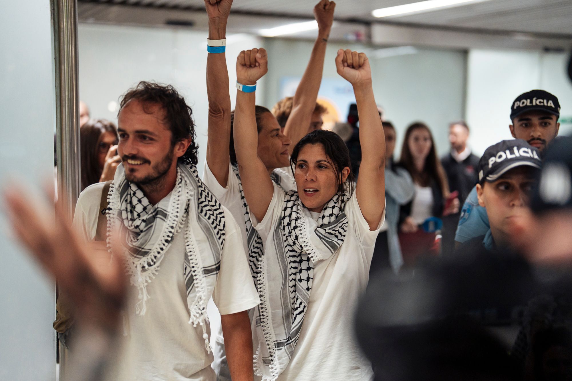 Chegada ao Aeroporto de Lisboa de quatro membros da Flotilha - 1 - 0