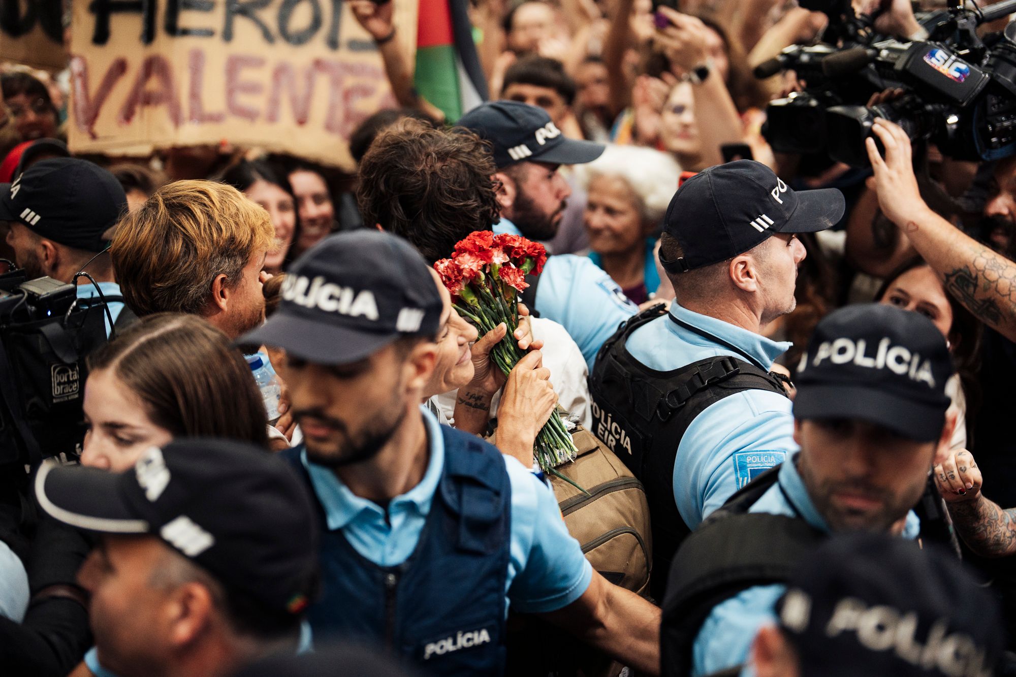 Chegada ao Aeroporto de Lisboa de quatro membros da Flotilha - 1 - 1