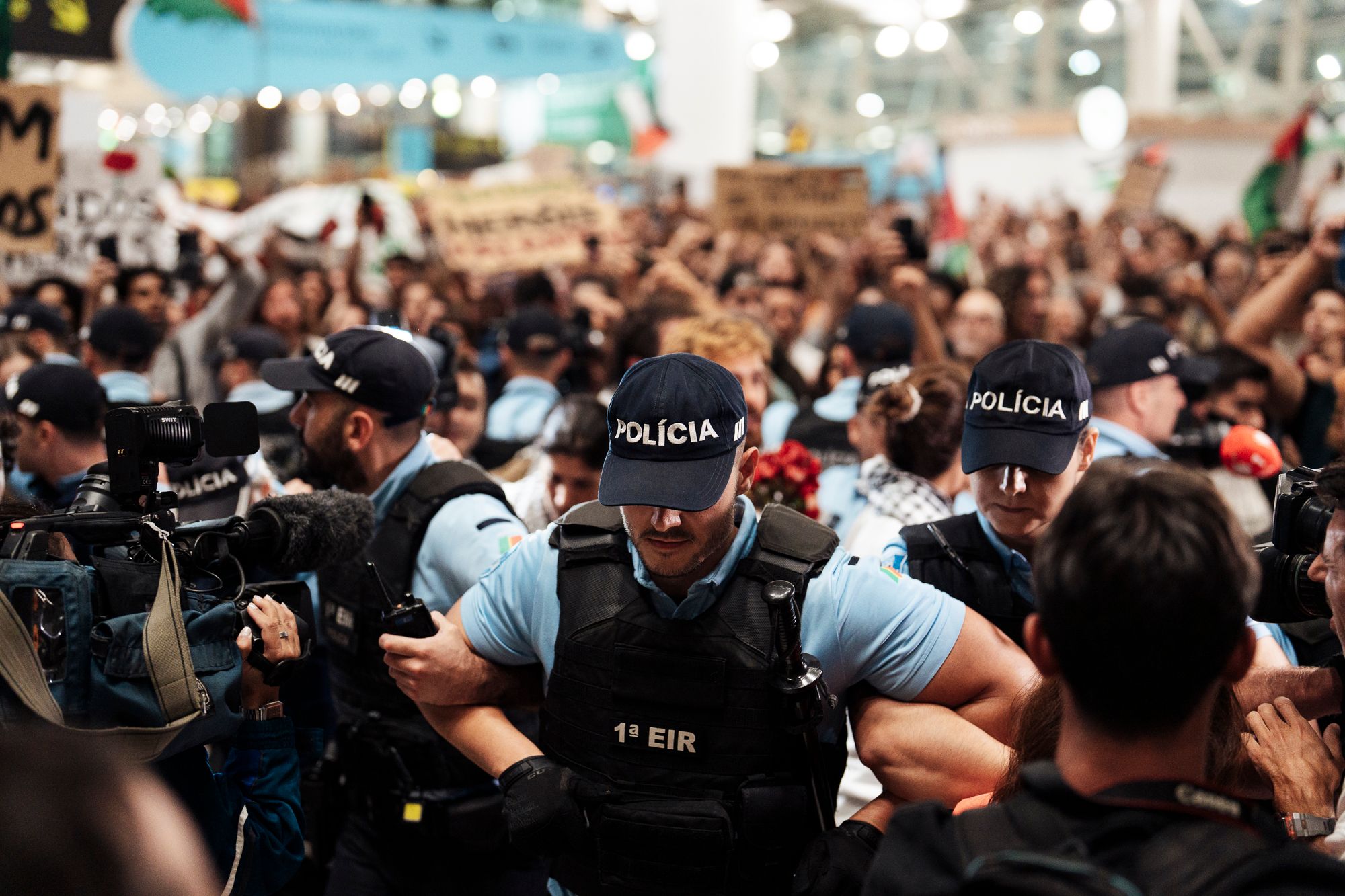 Chegada ao Aeroporto de Lisboa de quatro membros da Flotilha - 1 - 1