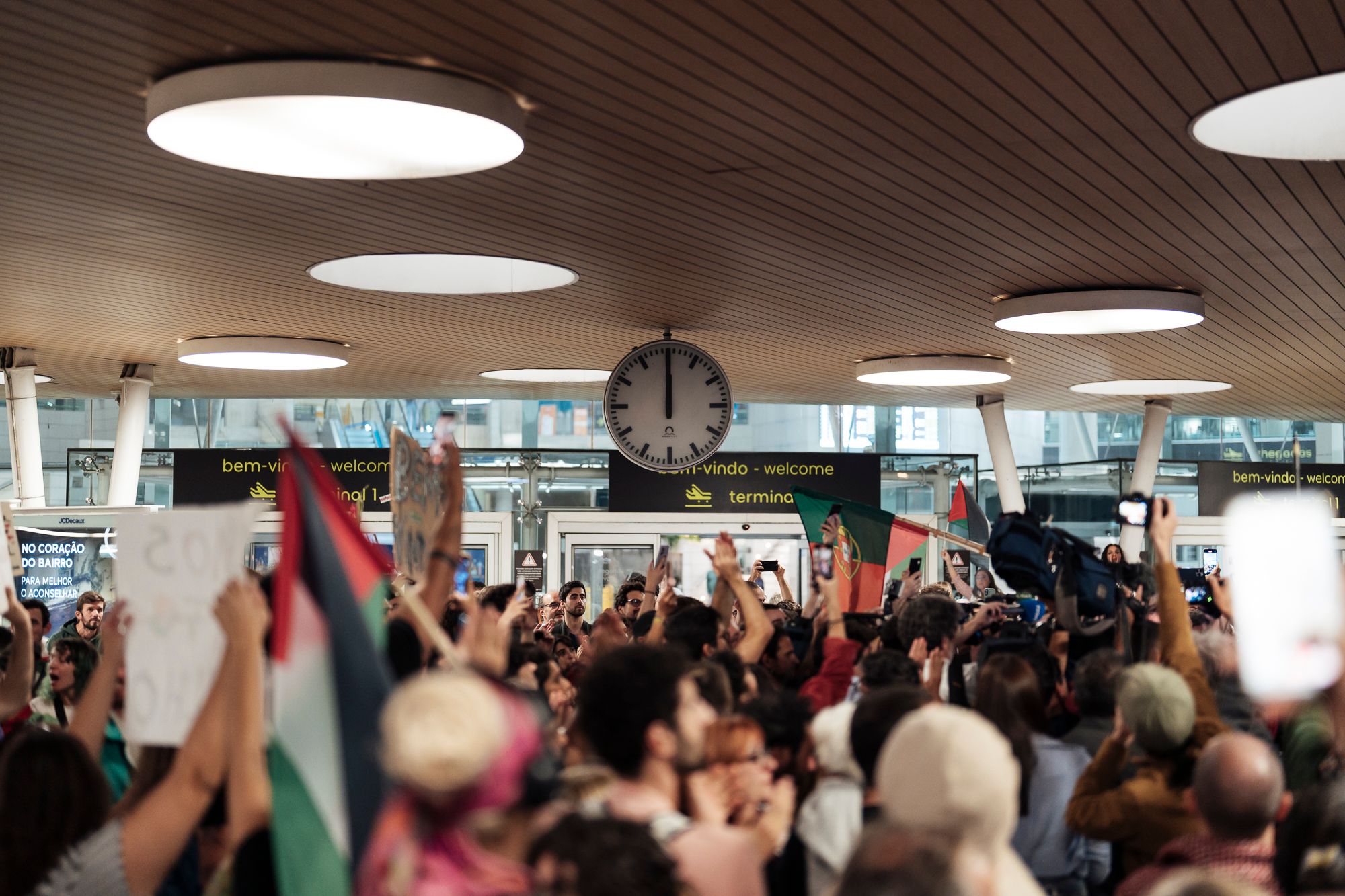Chegada ao Aeroporto de Lisboa de quatro membros da Flotilha - 1 - 0