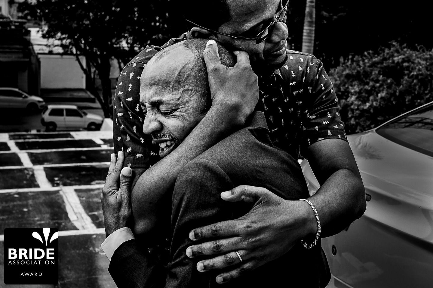 FOTOGRAFIA DE CASAMENTO PREMIADA: O ABRAÇO ANTES DO ALTAR - 1