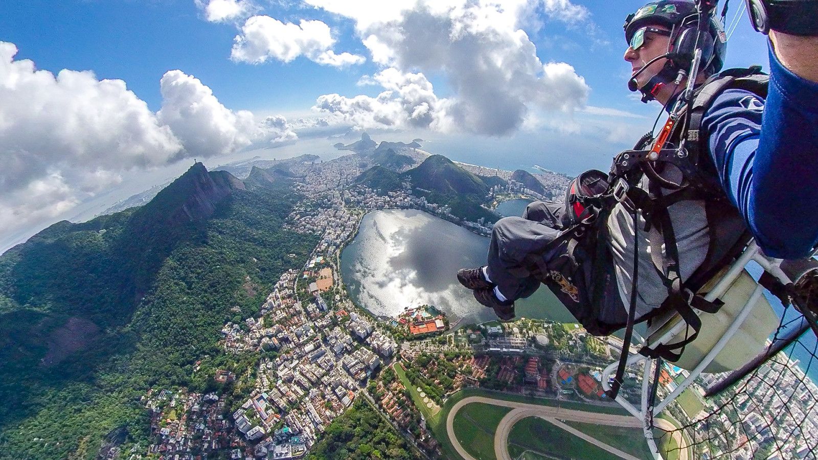 Voando de paramotor no Cristo Redentor - 16