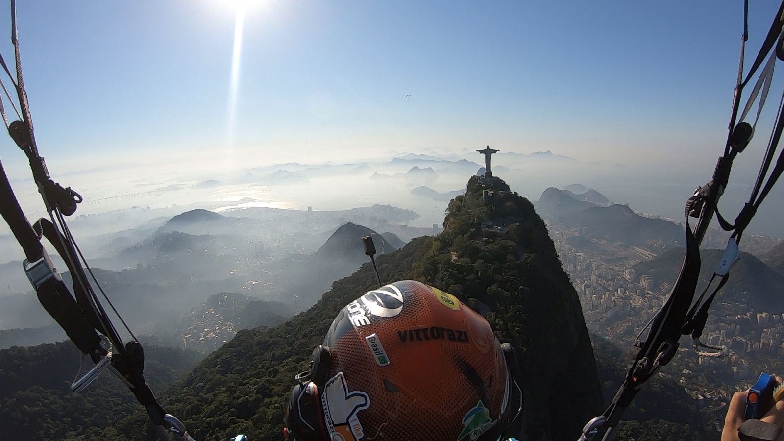 Voando de paramotor no Cristo Redentor - 18