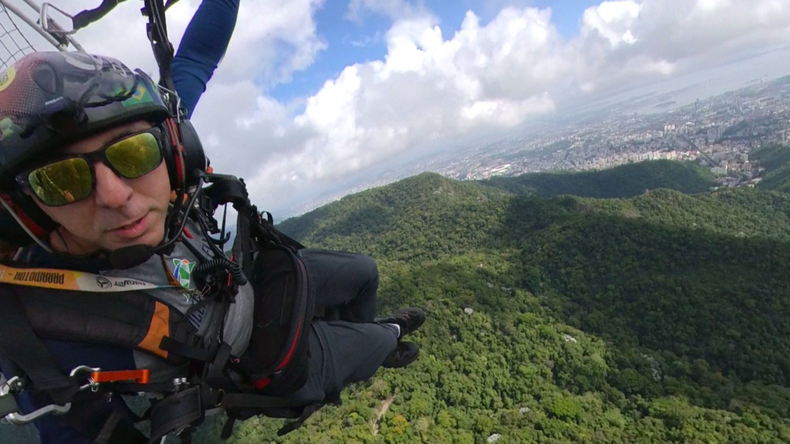 Voando de paramotor no Cristo Redentor - 27