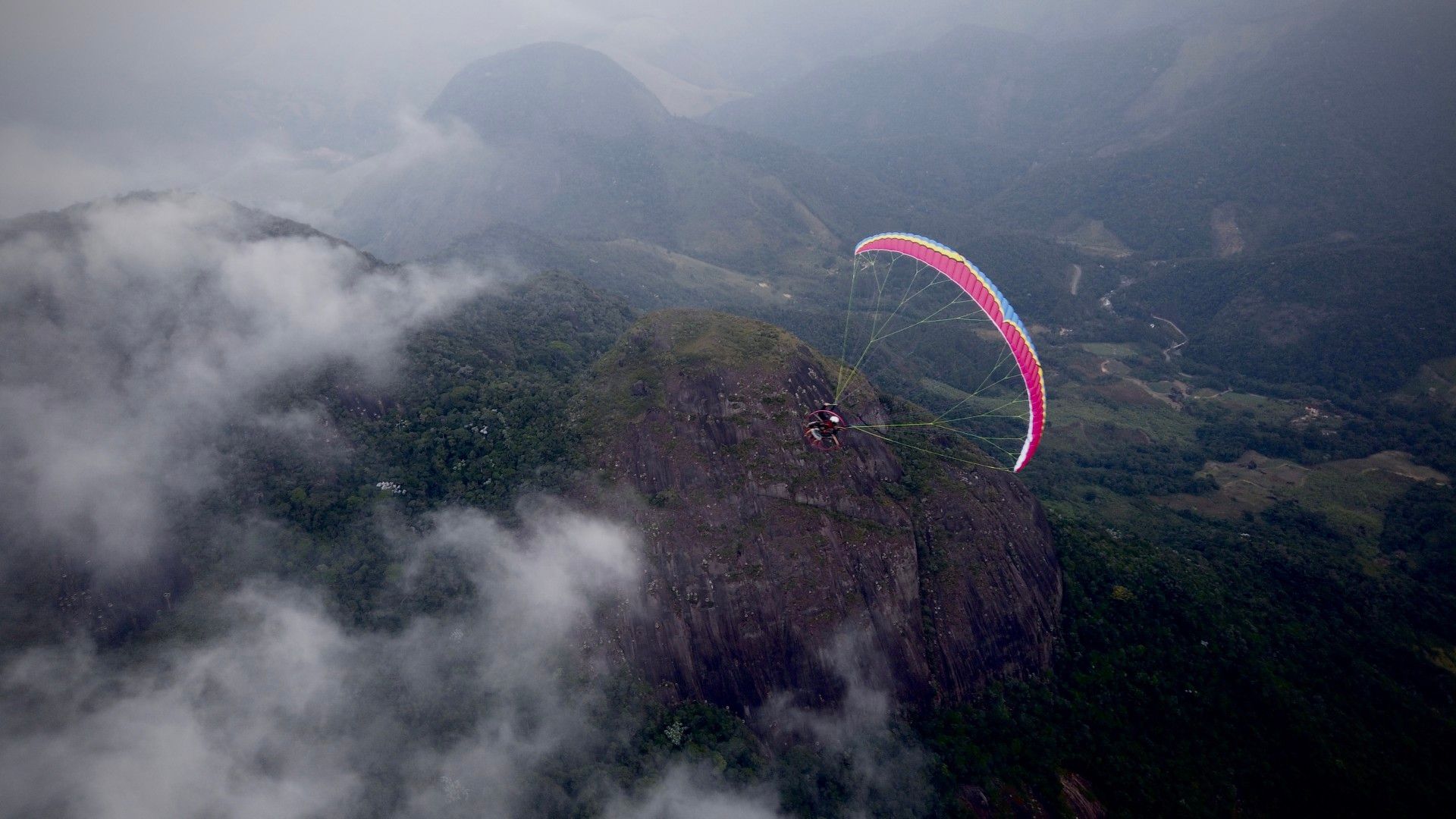 Voo Paramotor na Pedra Riscada com nuvens - 3 - 4