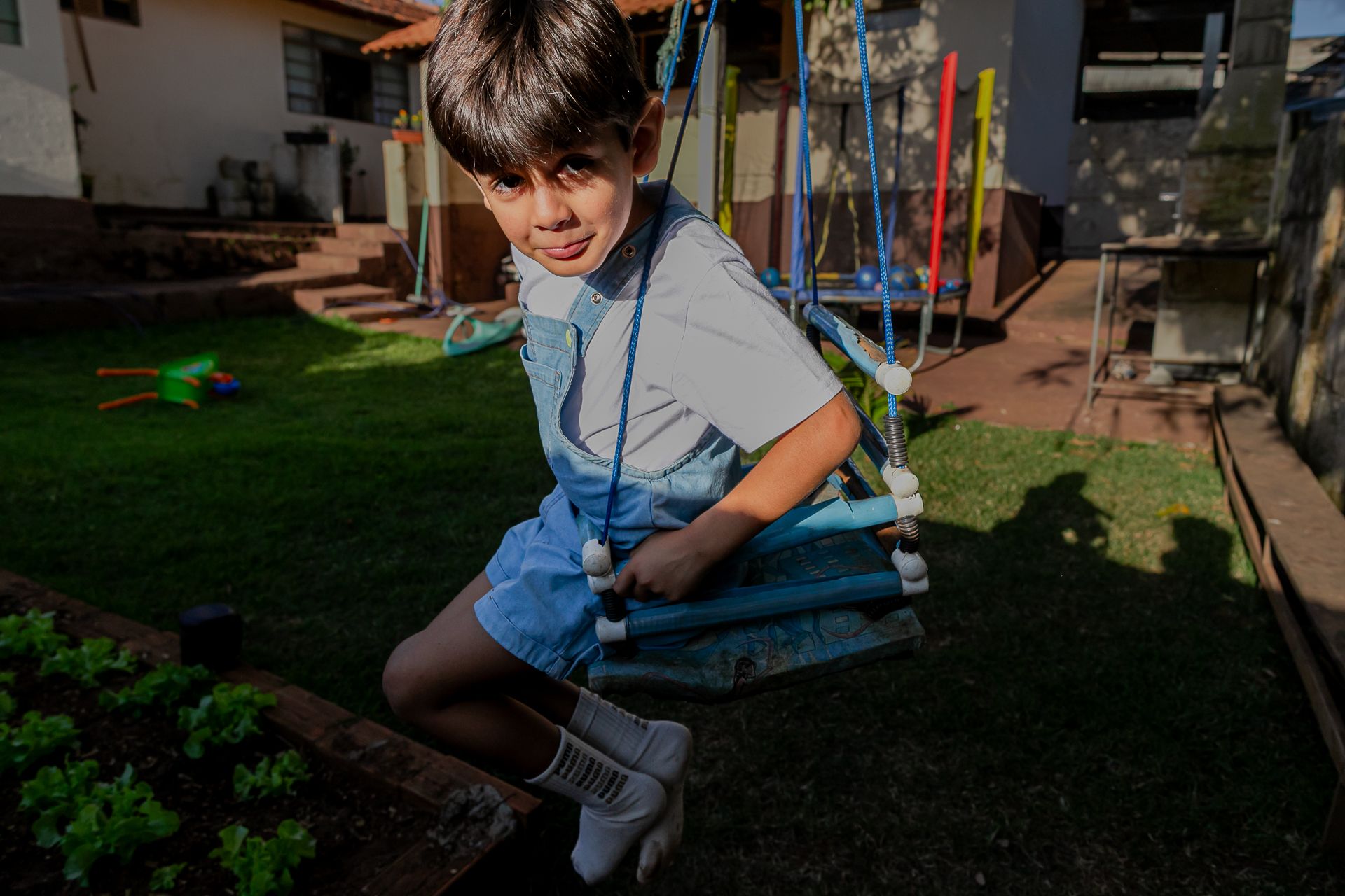 Miguel e Lucas no quintal em Itamogi MG - 2 - 17
