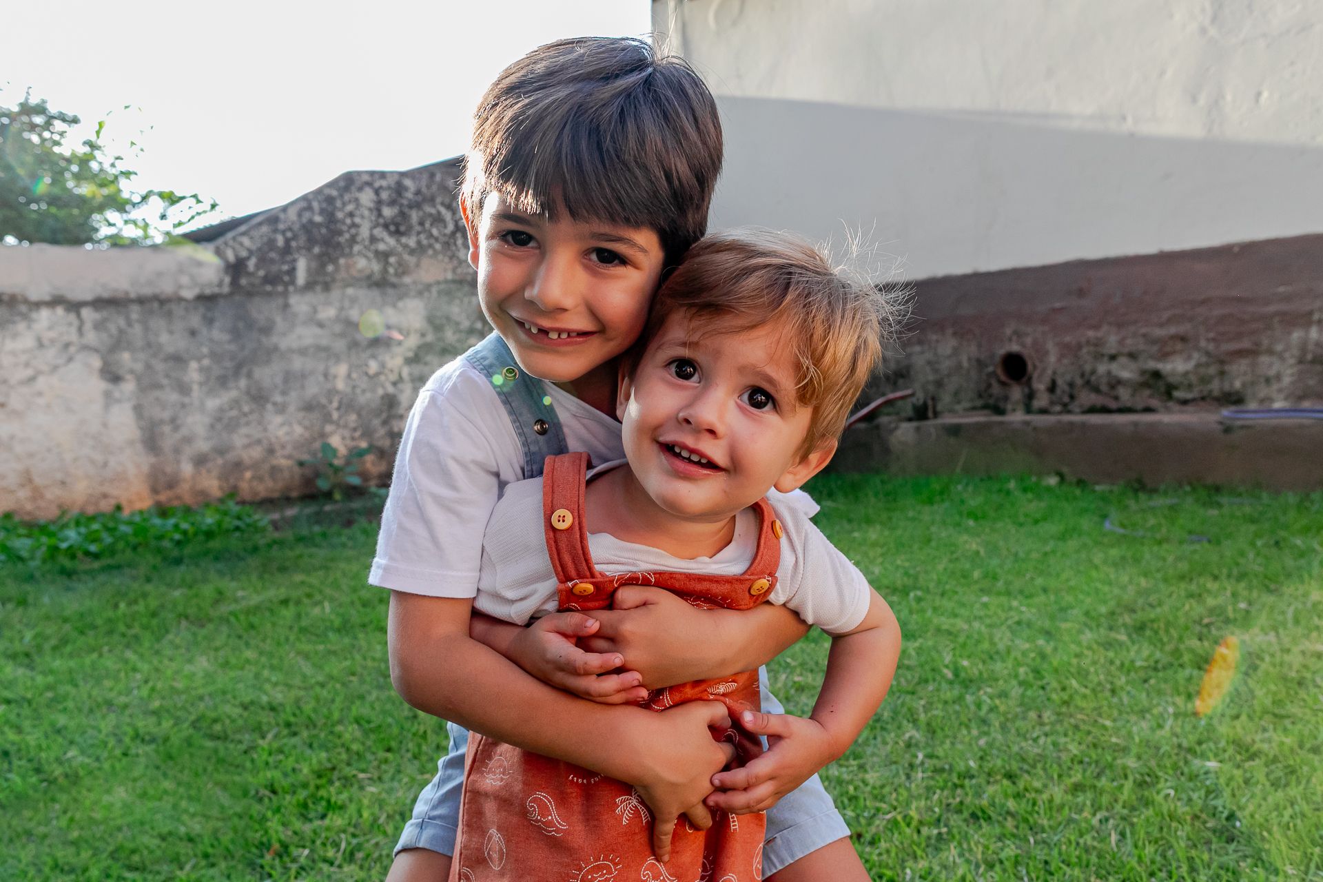 Miguel e Lucas no quintal em Itamogi MG - 2 - 19