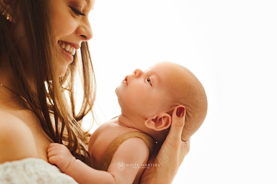 <h1 style="font-size: 5rem; font-weight: 300;">Registrando amor em fotografias</h1><p>Fotógrafa de família, gestante e newborn.</p> - Slide 5