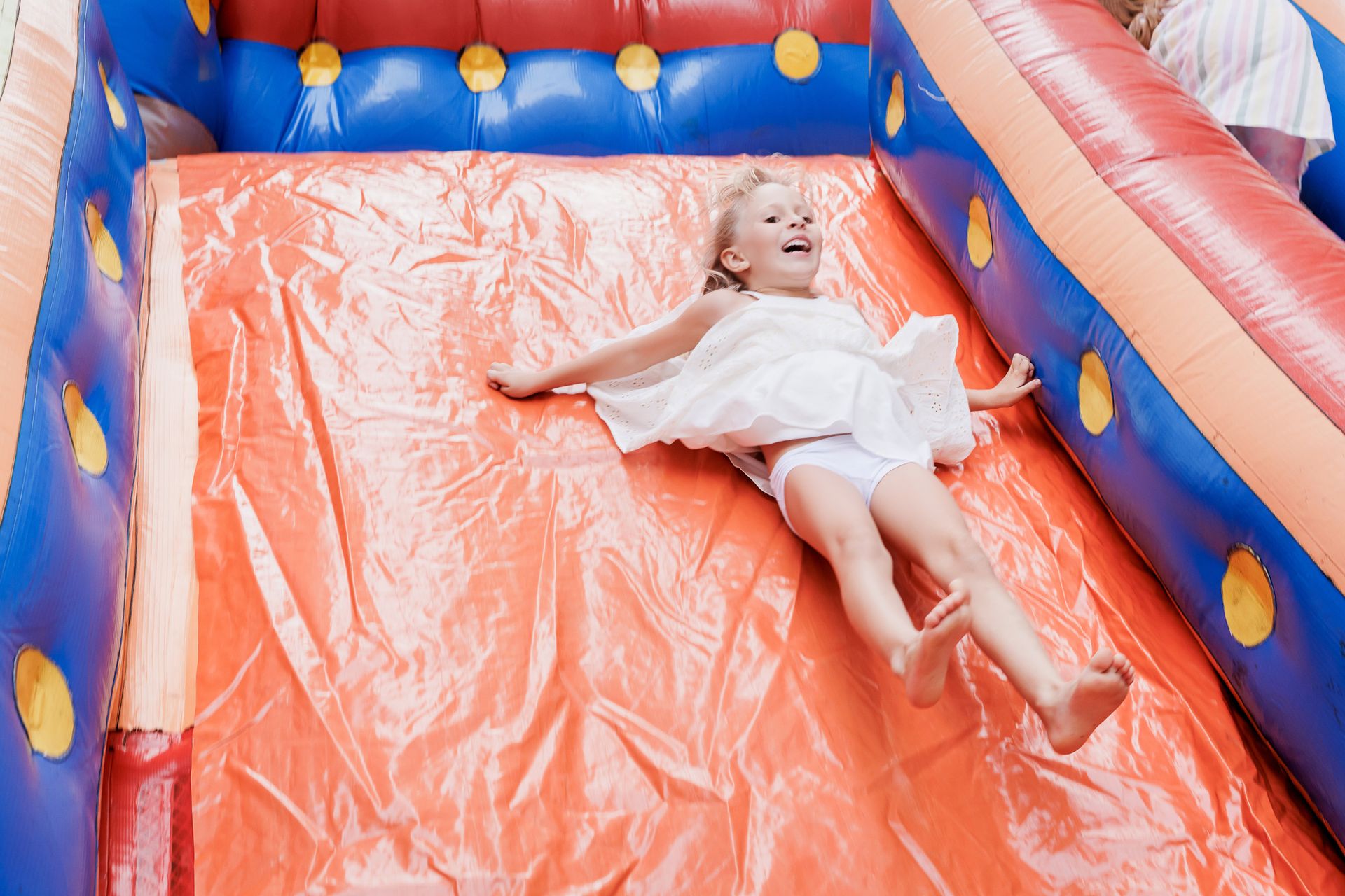 Festa Infantil da Joana: Diversão ao Ar Livre com Luz Natural - 2 - 3