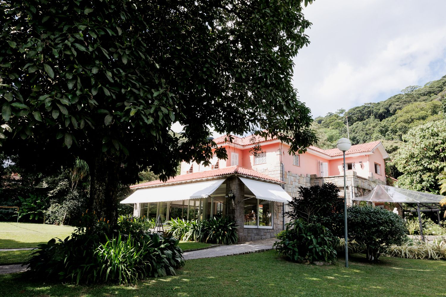 Capturando a Essência da Festa de 15 Anos da Sofia na Casa Jardins do Alto - 2 - 11