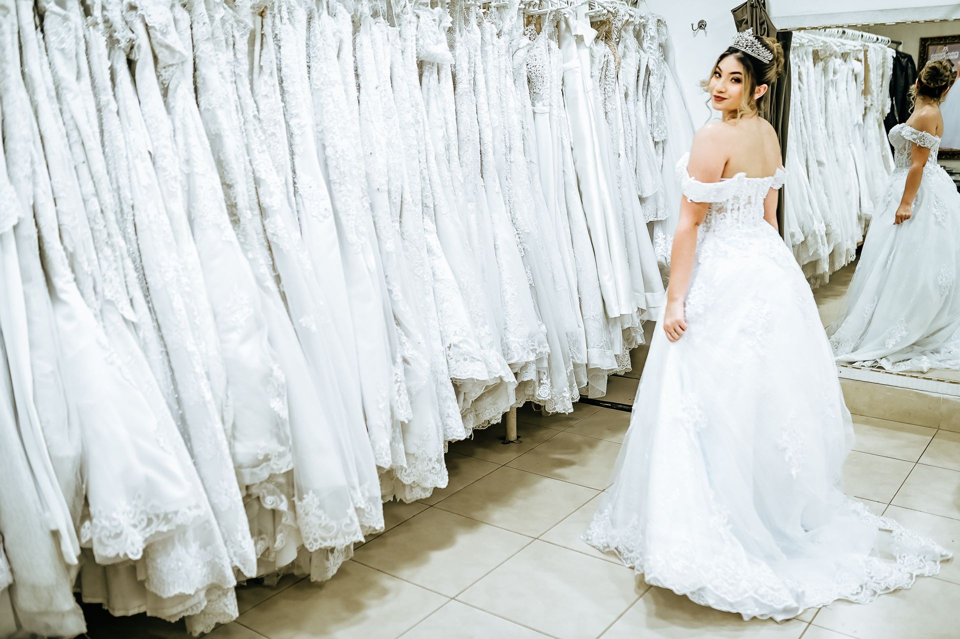 Como escolher o seu vestido de noiva em 5 passos Siga esses 5 passos para escolher o vestido de noiva perfeito para você ARRASAR no dia do seu casamento por @hortencianoivas - 2 - 13
