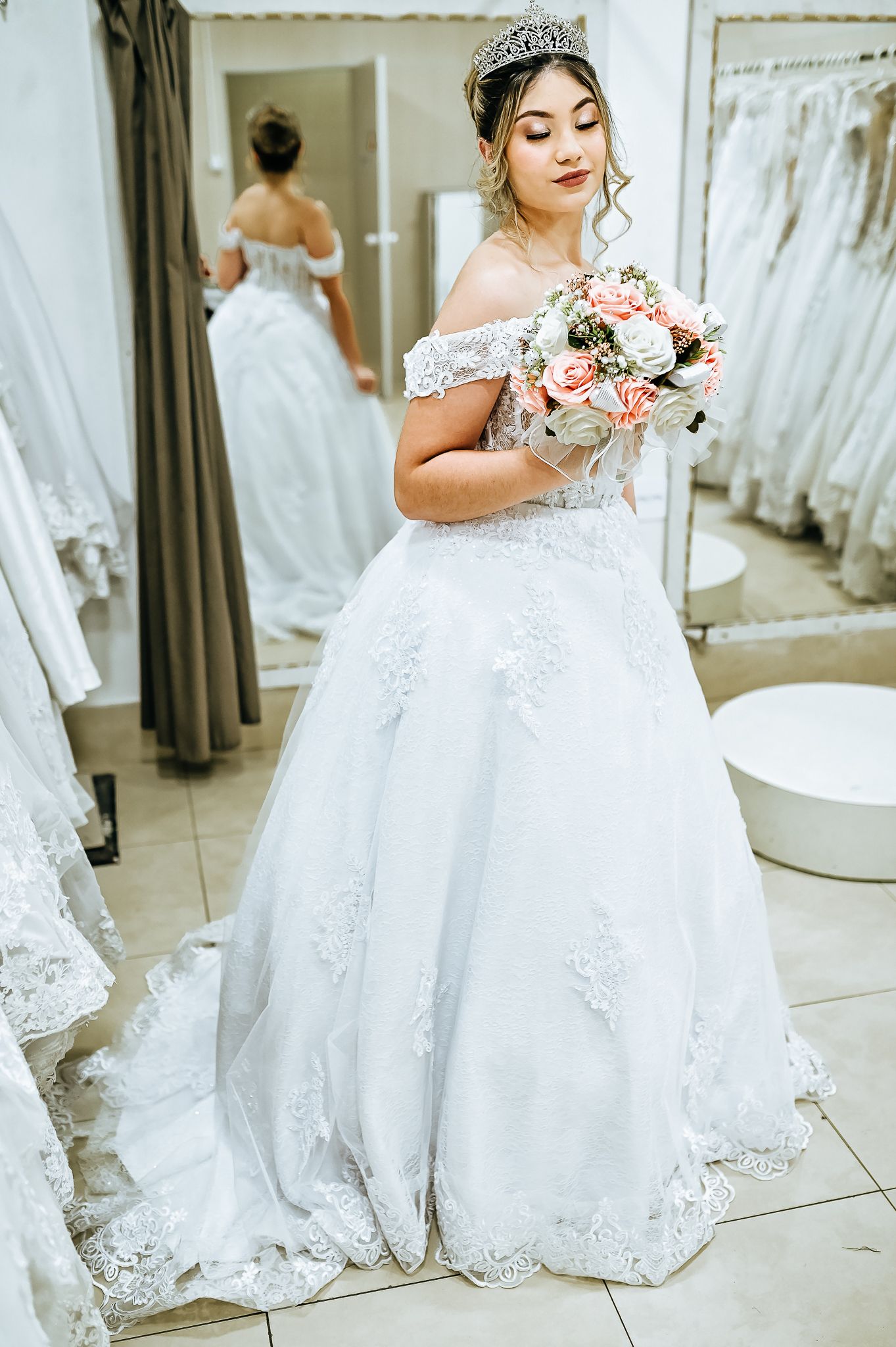 Como escolher o seu vestido de noiva em 5 passos Siga esses 5 passos para escolher o vestido de noiva perfeito para você ARRASAR no dia do seu casamento por @hortencianoivas - 2 - 14