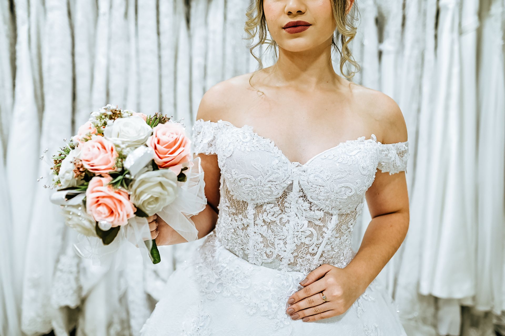Como escolher o seu vestido de noiva em 5 passos Siga esses 5 passos para escolher o vestido de noiva perfeito para você ARRASAR no dia do seu casamento por @hortencianoivas - 2 - 11