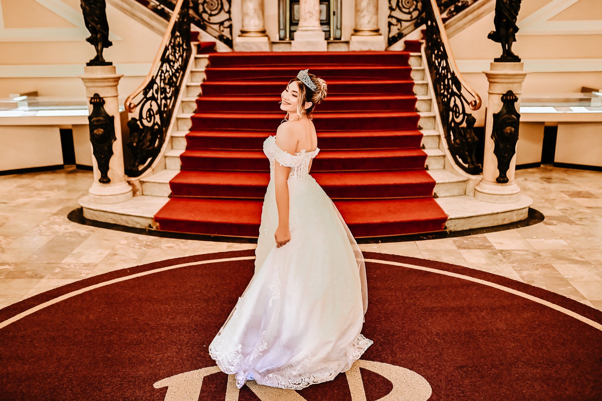 Como escolher o seu vestido de noiva em 5 passos Siga esses 5 passos para escolher o vestido de noiva perfeito para você ARRASAR no dia do seu casamento por @hortencianoivas - 2 - 2