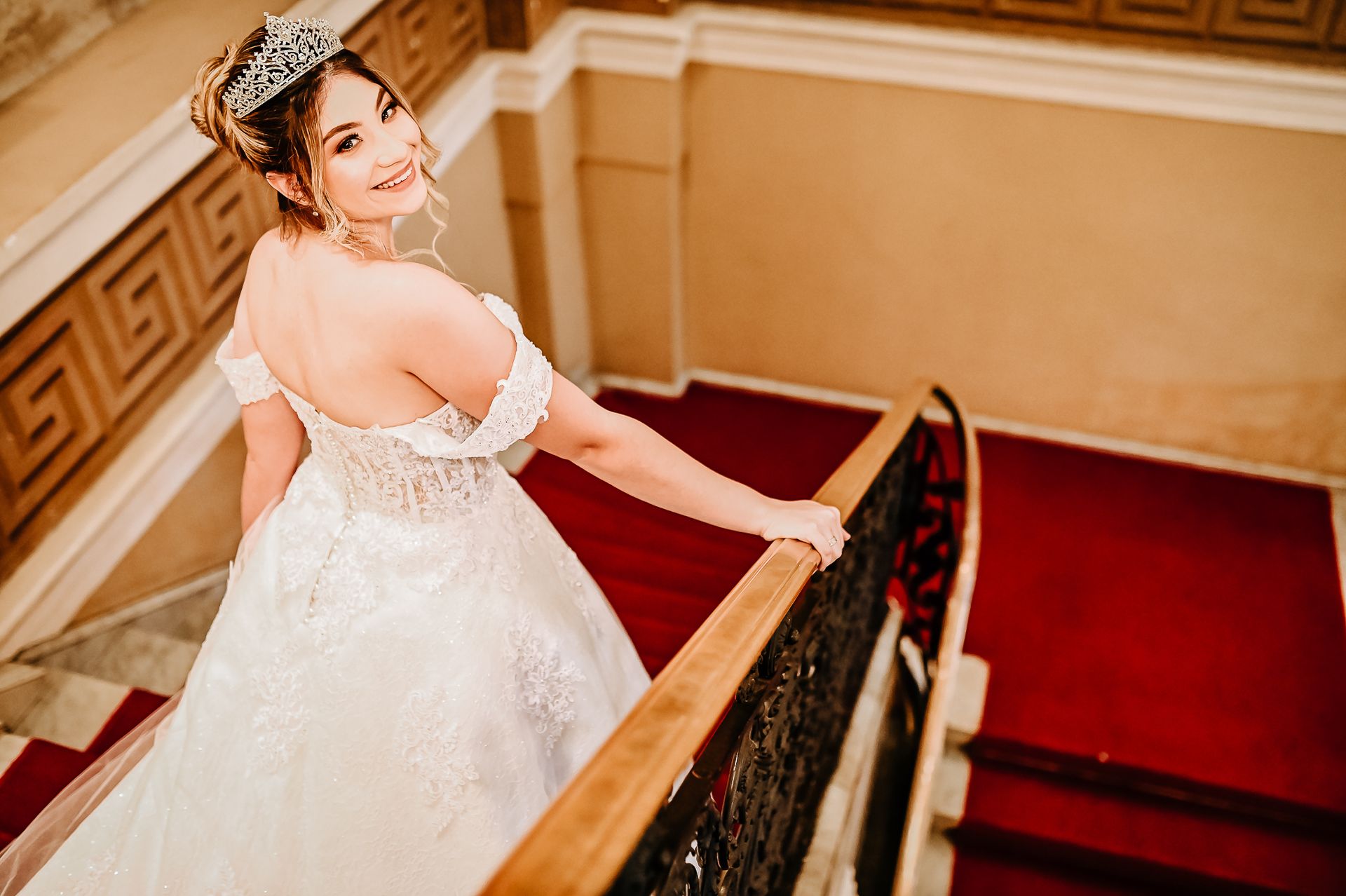 Como escolher o seu vestido de noiva em 5 passos Siga esses 5 passos para escolher o vestido de noiva perfeito para você ARRASAR no dia do seu casamento por @hortencianoivas - 2 - 7