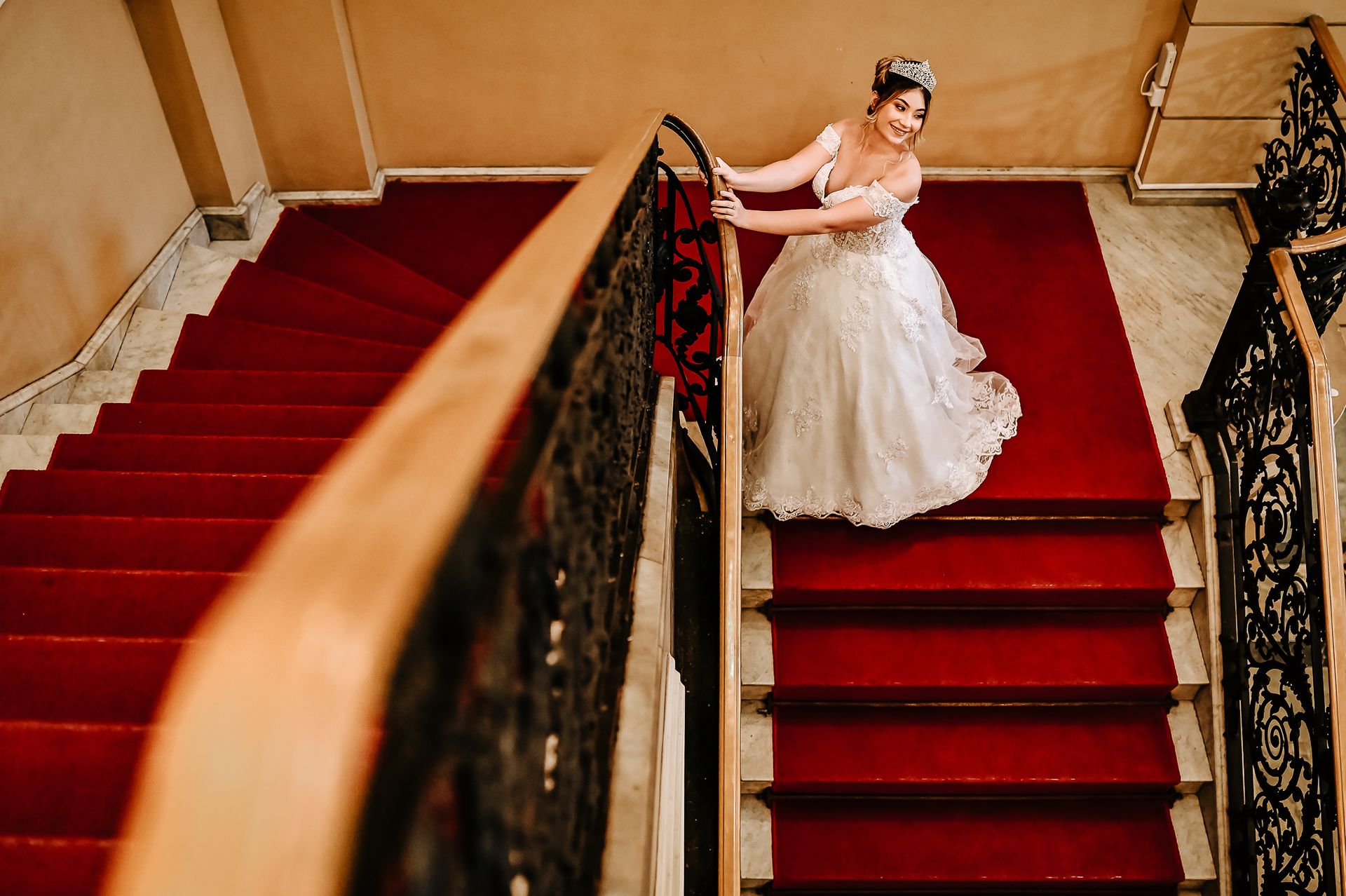 Como escolher o seu vestido de noiva em 5 passos Siga esses 5 passos para escolher o vestido de noiva perfeito para você ARRASAR no dia do seu casamento por @hortencianoivas - 2 - 1