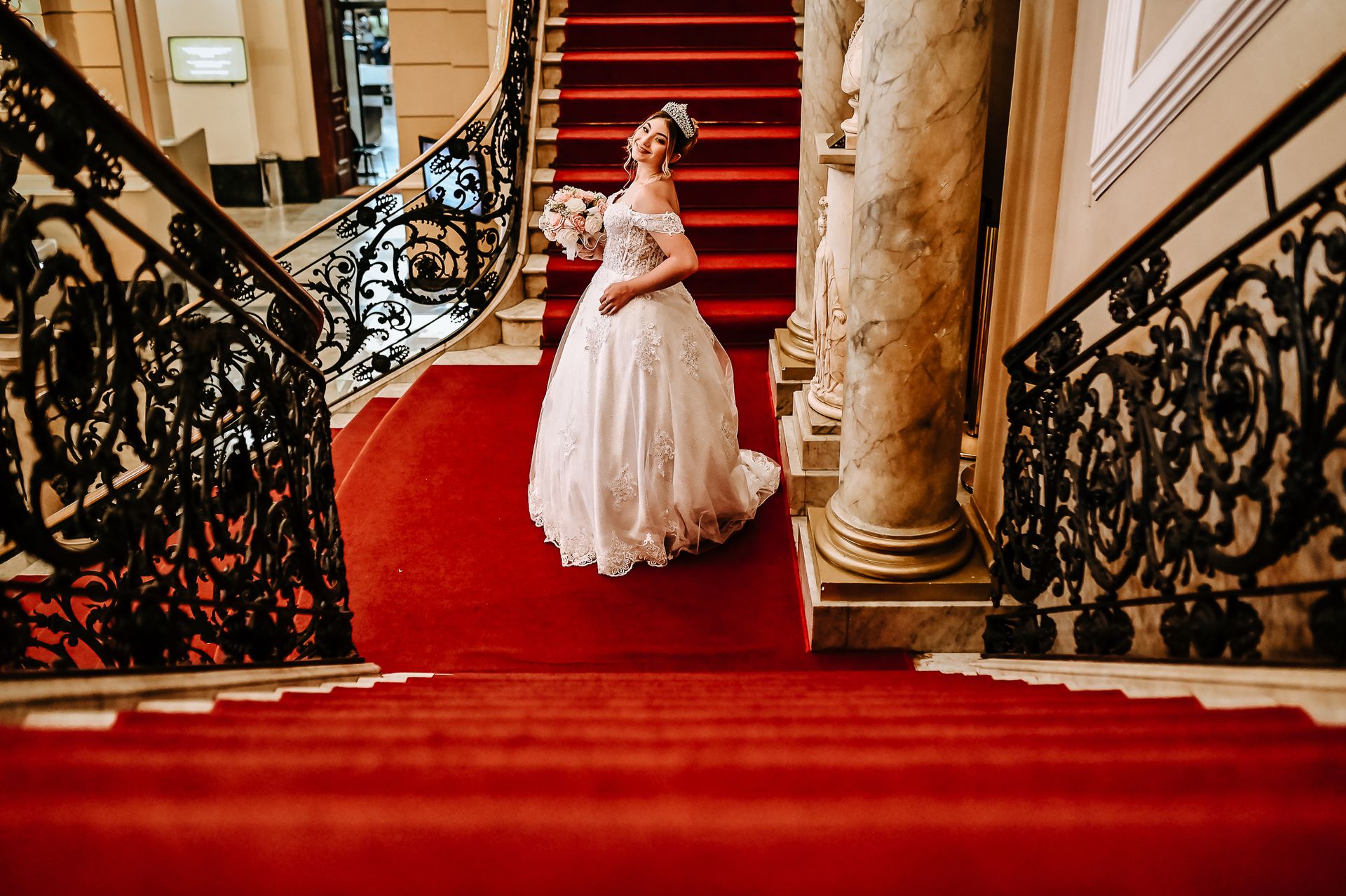 Como escolher o seu vestido de noiva em 5 passos Siga esses 5 passos para escolher o vestido de noiva perfeito para você ARRASAR no dia do seu casamento por @hortencianoivas - 2 - 6