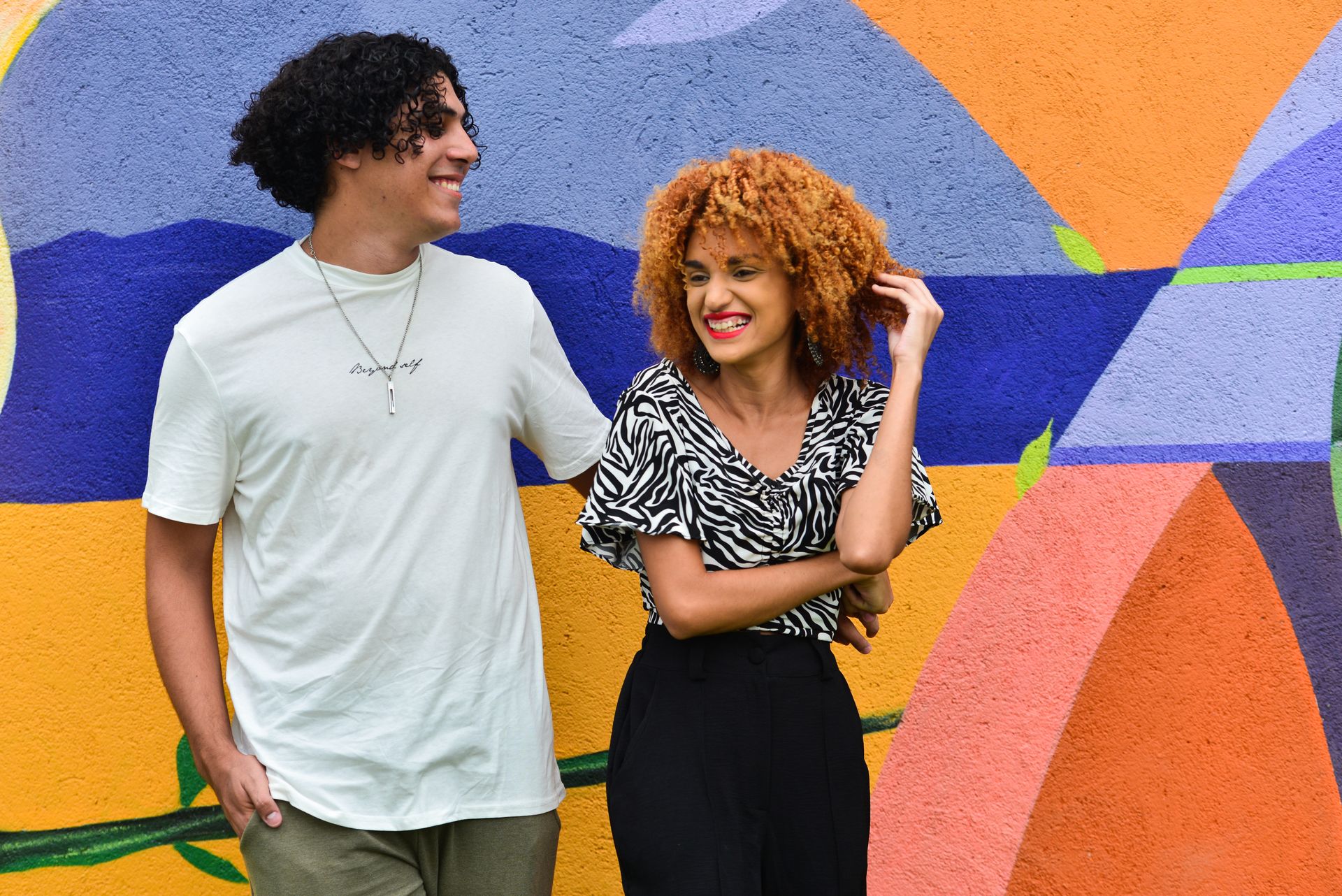 Andressa e Rodrigo, um casal jovem estilosos com uma energia contagiante. Durante o ensaio nos divertimos muito, tivemos uma pausa por conta da forte chuva, mas nada que ofuscasse o brilho interior desses queridos. - 2 - 1