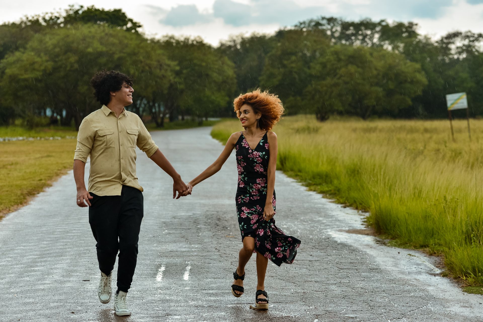 Andressa e Rodrigo, um casal jovem estilosos com uma energia contagiante. Durante o ensaio nos divertimos muito, tivemos uma pausa por conta da forte chuva, mas nada que ofuscasse o brilho interior desses queridos. - 2 - 15