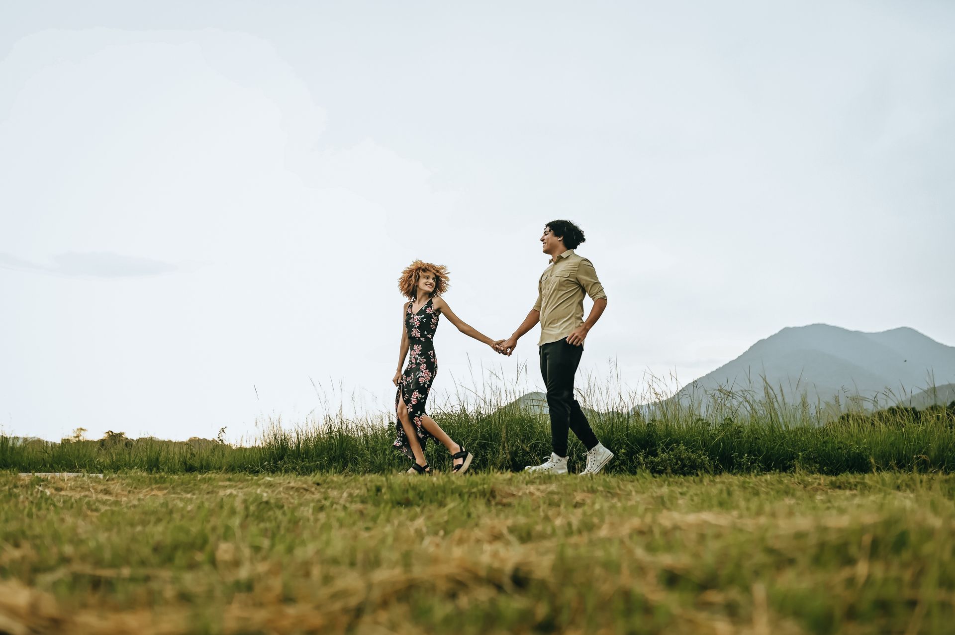 Andressa e Rodrigo, um casal jovem estilosos com uma energia contagiante. Durante o ensaio nos divertimos muito, tivemos uma pausa por conta da forte chuva, mas nada que ofuscasse o brilho interior desses queridos. - 2 - 4