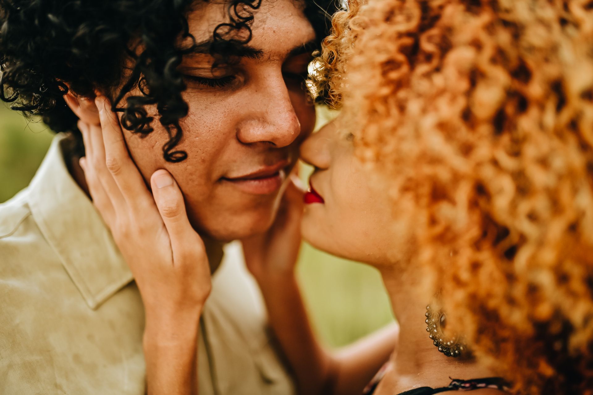Andressa e Rodrigo, um casal jovem estilosos com uma energia contagiante. Durante o ensaio nos divertimos muito, tivemos uma pausa por conta da forte chuva, mas nada que ofuscasse o brilho interior desses queridos. - 2 - 5