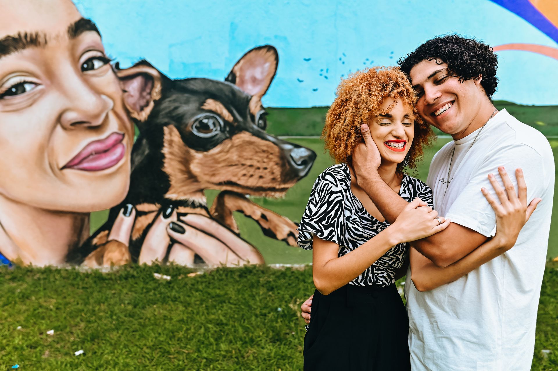 Andressa e Rodrigo, um casal jovem estilosos com uma energia contagiante. Durante o ensaio nos divertimos muito, tivemos uma pausa por conta da forte chuva, mas nada que ofuscasse o brilho interior desses queridos. - 2 - 6