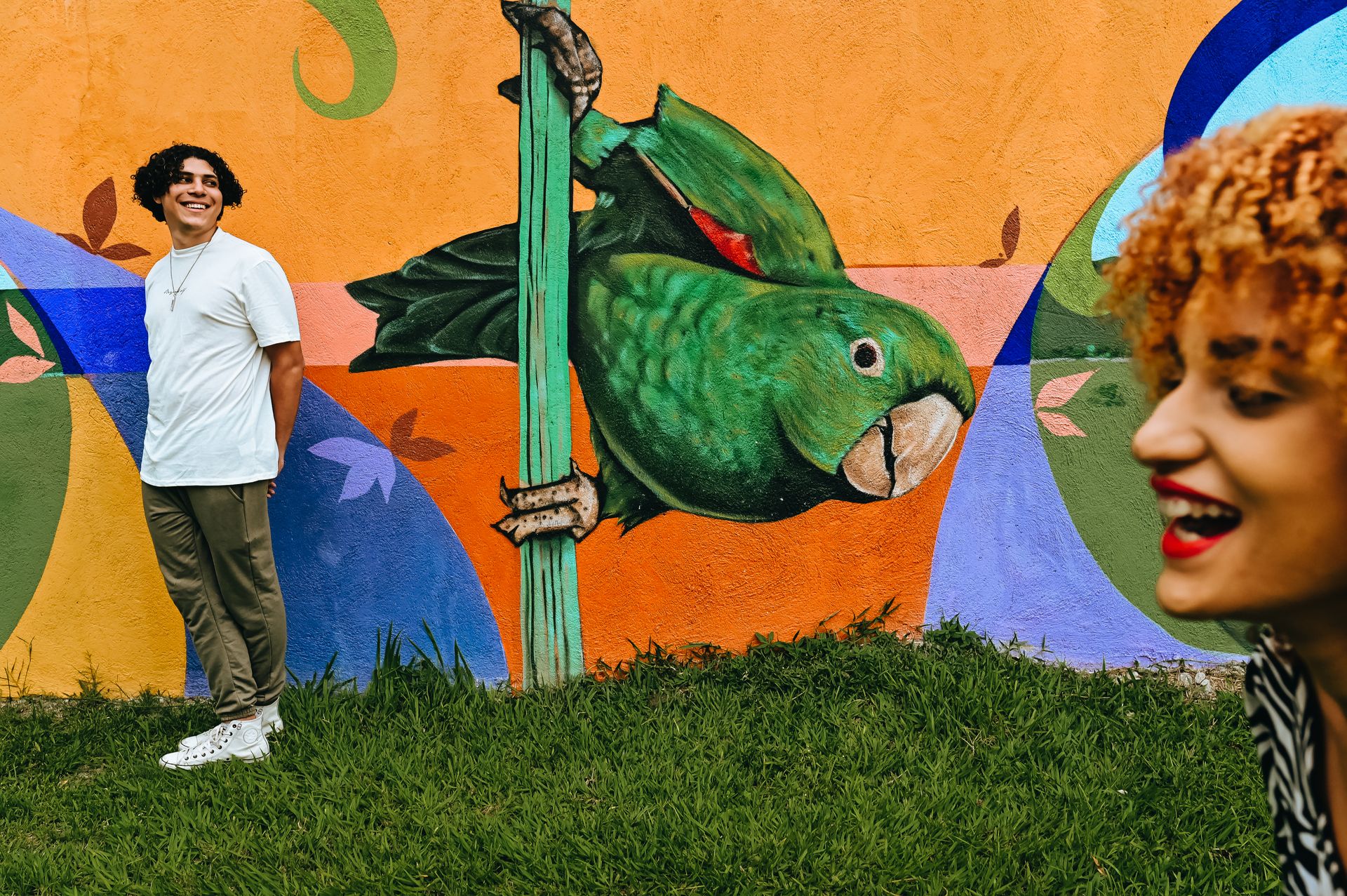 Andressa e Rodrigo, um casal jovem estilosos com uma energia contagiante. Durante o ensaio nos divertimos muito, tivemos uma pausa por conta da forte chuva, mas nada que ofuscasse o brilho interior desses queridos. - 2 - 9