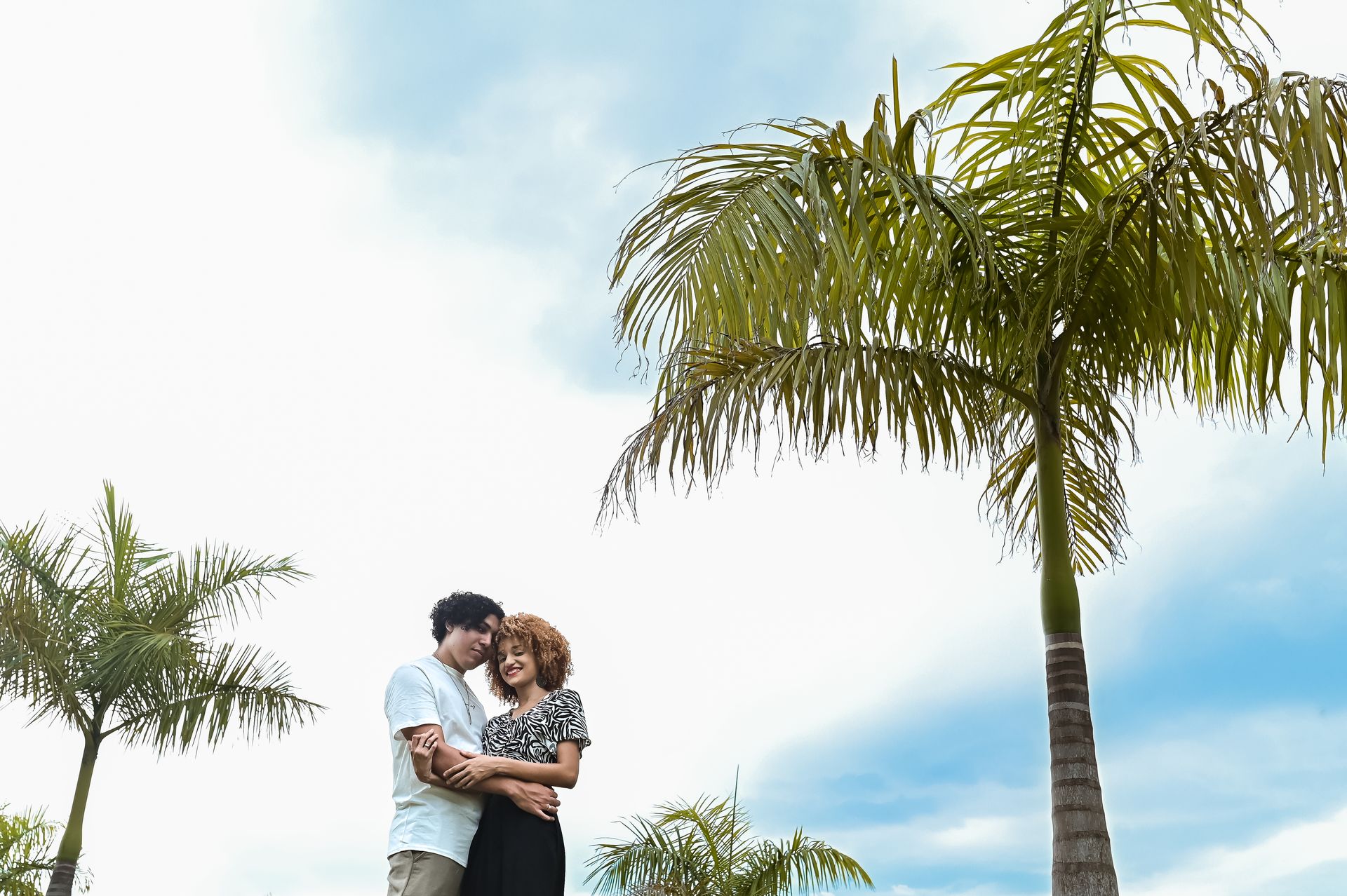 Andressa e Rodrigo, um casal jovem estilosos com uma energia contagiante. Durante o ensaio nos divertimos muito, tivemos uma pausa por conta da forte chuva, mas nada que ofuscasse o brilho interior desses queridos. - 2 - 11