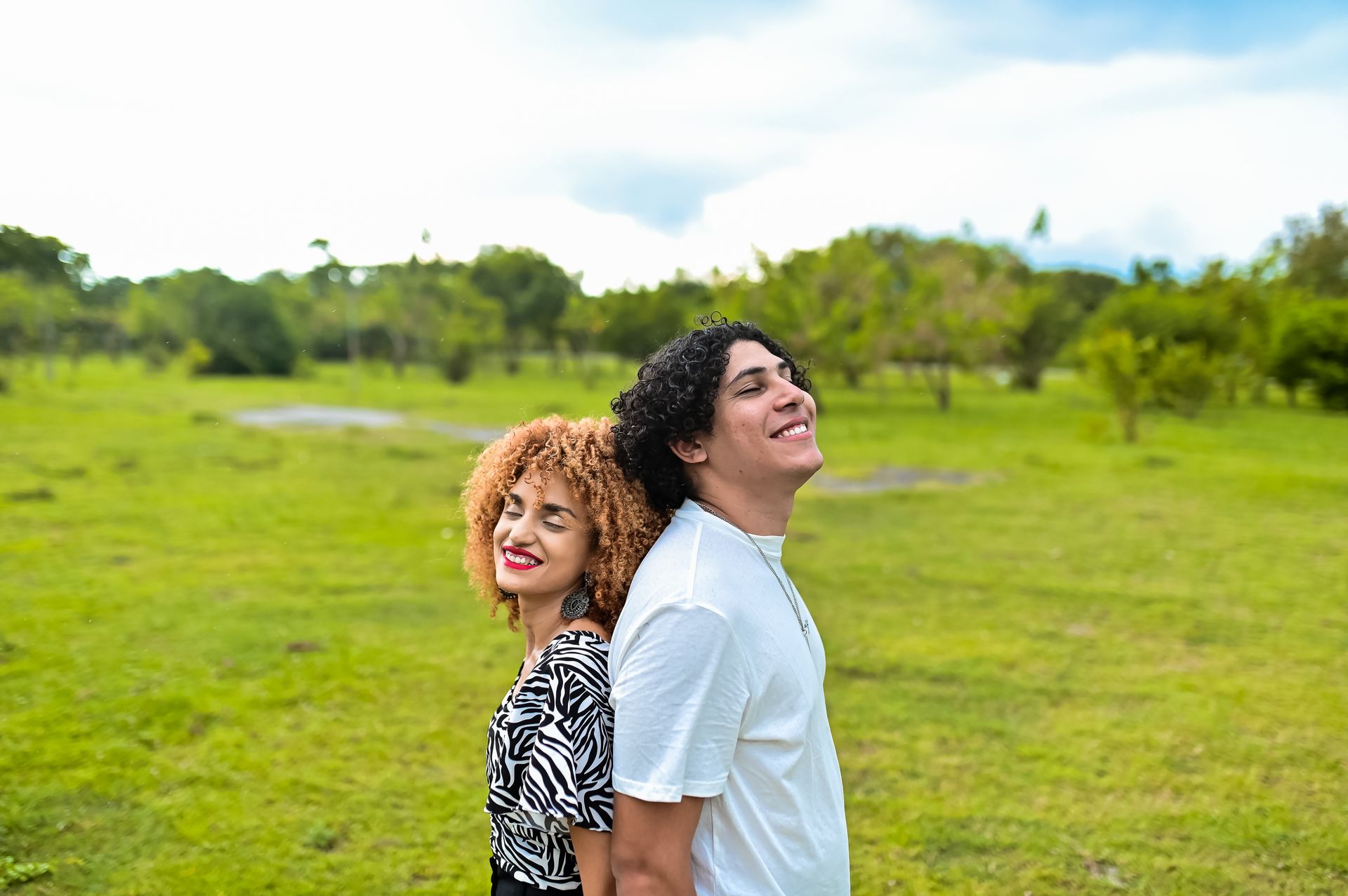 Andressa e Rodrigo, um casal jovem estilosos com uma energia contagiante. Durante o ensaio nos divertimos muito, tivemos uma pausa por conta da forte chuva, mas nada que ofuscasse o brilho interior desses queridos. - 2 - 10