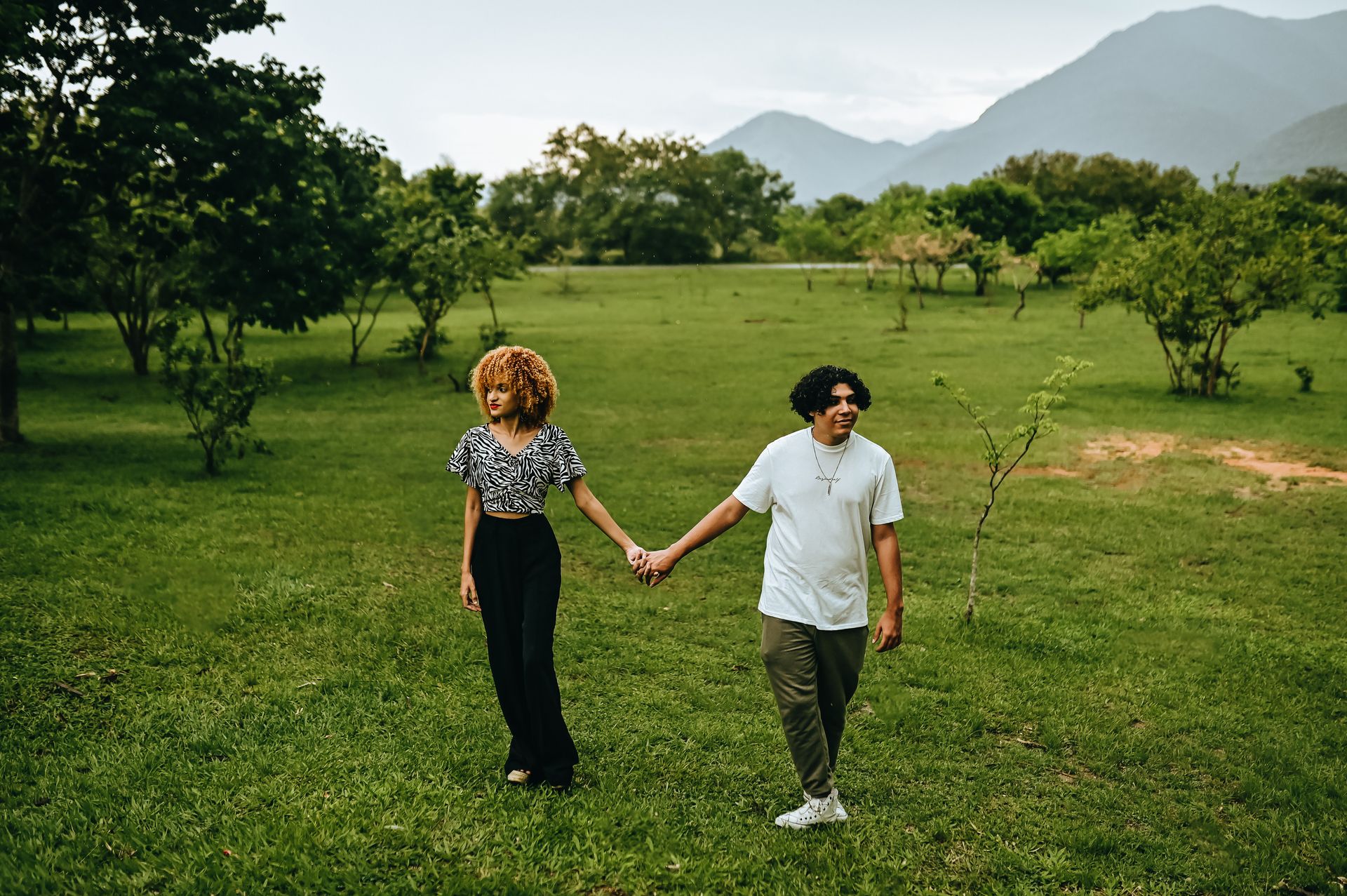 Andressa e Rodrigo, um casal jovem estilosos com uma energia contagiante. Durante o ensaio nos divertimos muito, tivemos uma pausa por conta da forte chuva, mas nada que ofuscasse o brilho interior desses queridos. - 2 - 14