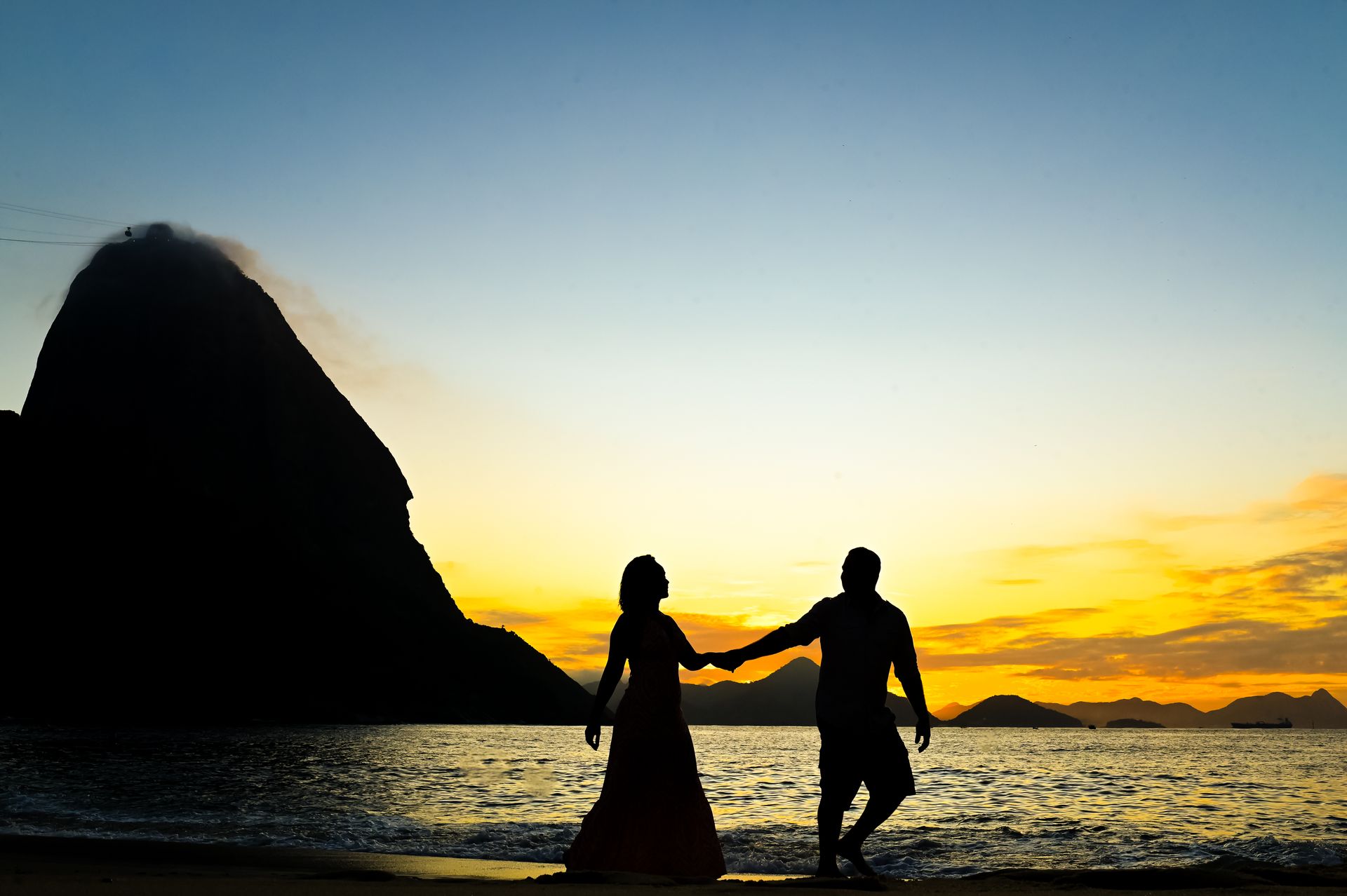"Amor Sob o Sol: Ensaio Pre Wedding de Achilles e Marley na Praia Vermelha do Rio de Janeiro" - 2 - 0