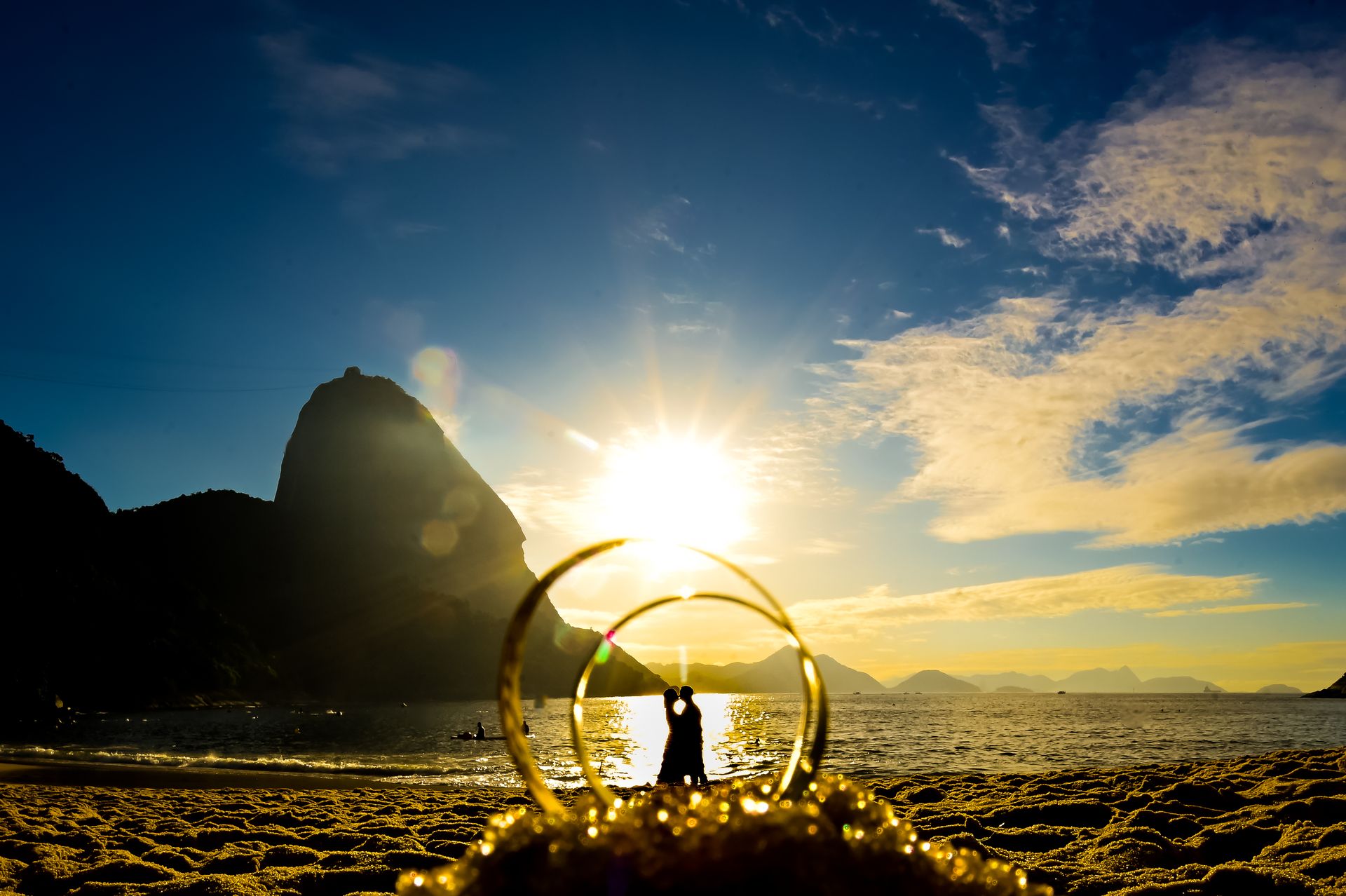 "Amor Sob o Sol: Ensaio Pre Wedding de Achilles e Marley na Praia Vermelha do Rio de Janeiro" - 2 - 1