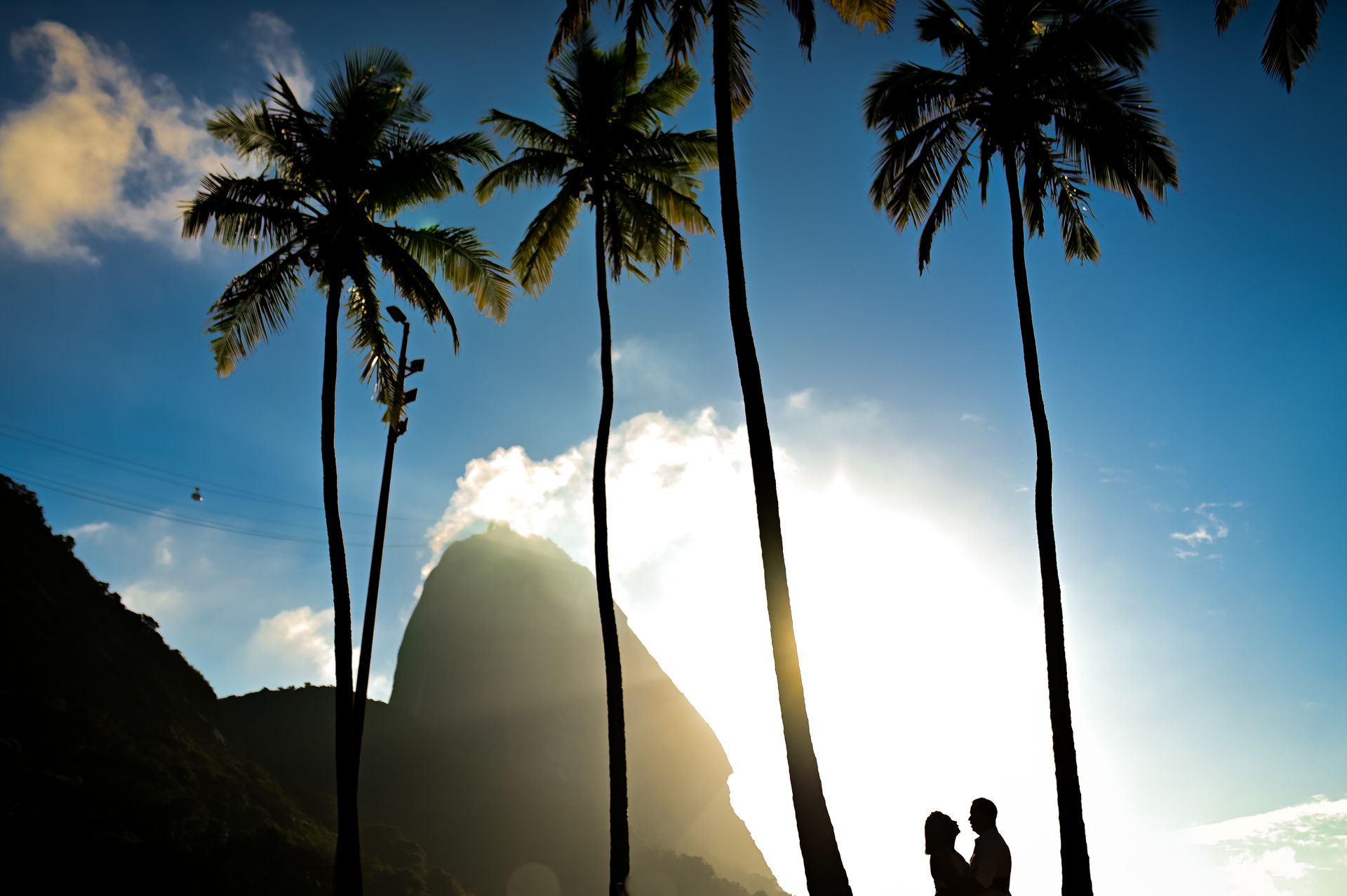 "Amor Sob o Sol: Ensaio Pre Wedding de Achilles e Marley na Praia Vermelha do Rio de Janeiro" - 2 - 5
