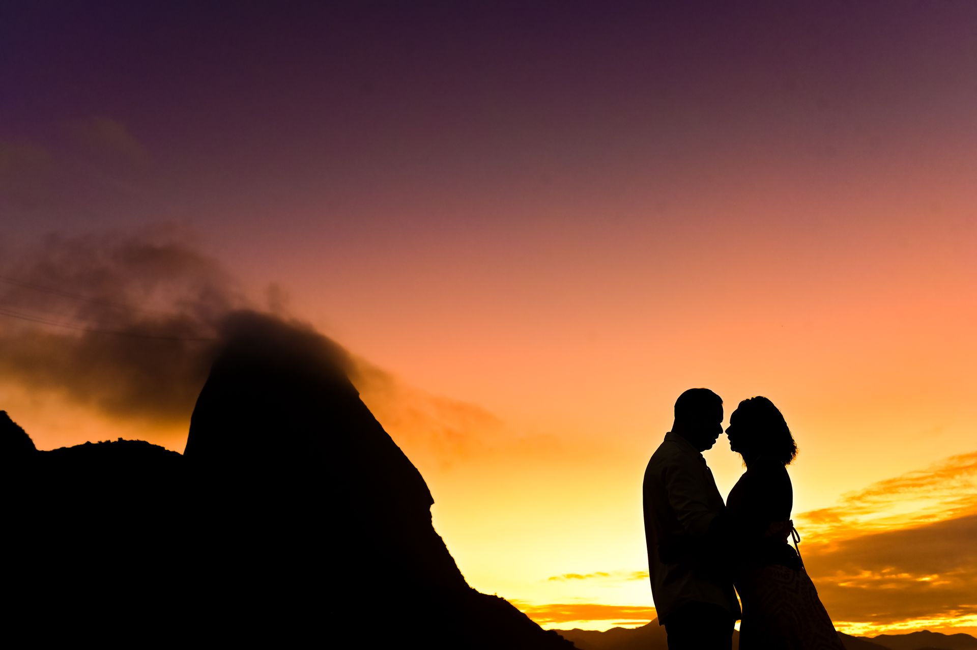 "Amor Sob o Sol: Ensaio Pre Wedding de Achilles e Marley na Praia Vermelha do Rio de Janeiro" - 2 - 6