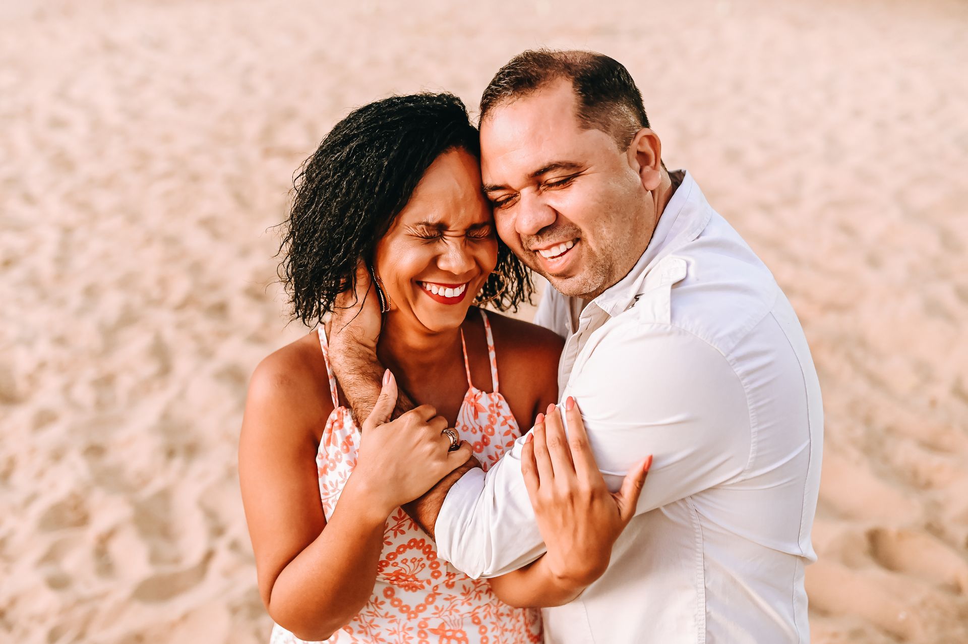 "Amor Sob o Sol: Ensaio Pre Wedding de Achilles e Marley na Praia Vermelha do Rio de Janeiro" - 2 - 8