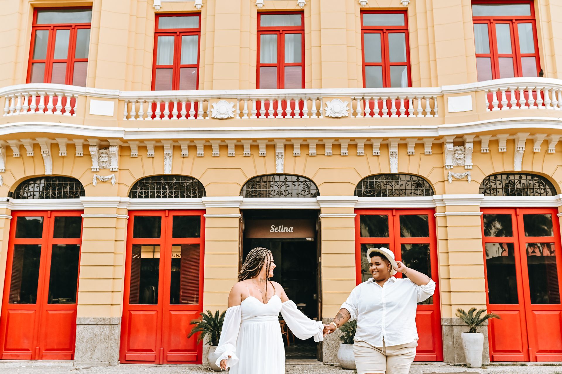 "Thaiara e Thalita: O Amor que Venceu o Preconceito nos Arcos da Lapa" - 2 - 4