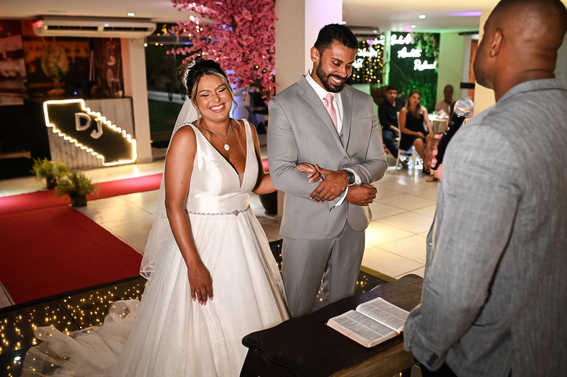 "União Celestial: O Casamento Abençoado de Gabriela e Rafael" - 2 - 9