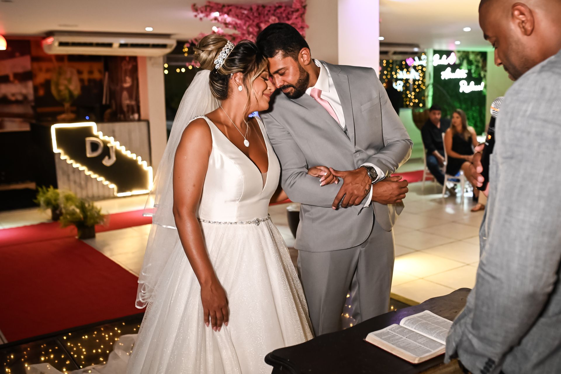 "União Celestial: O Casamento Abençoado de Gabriela e Rafael" - 2 - 10