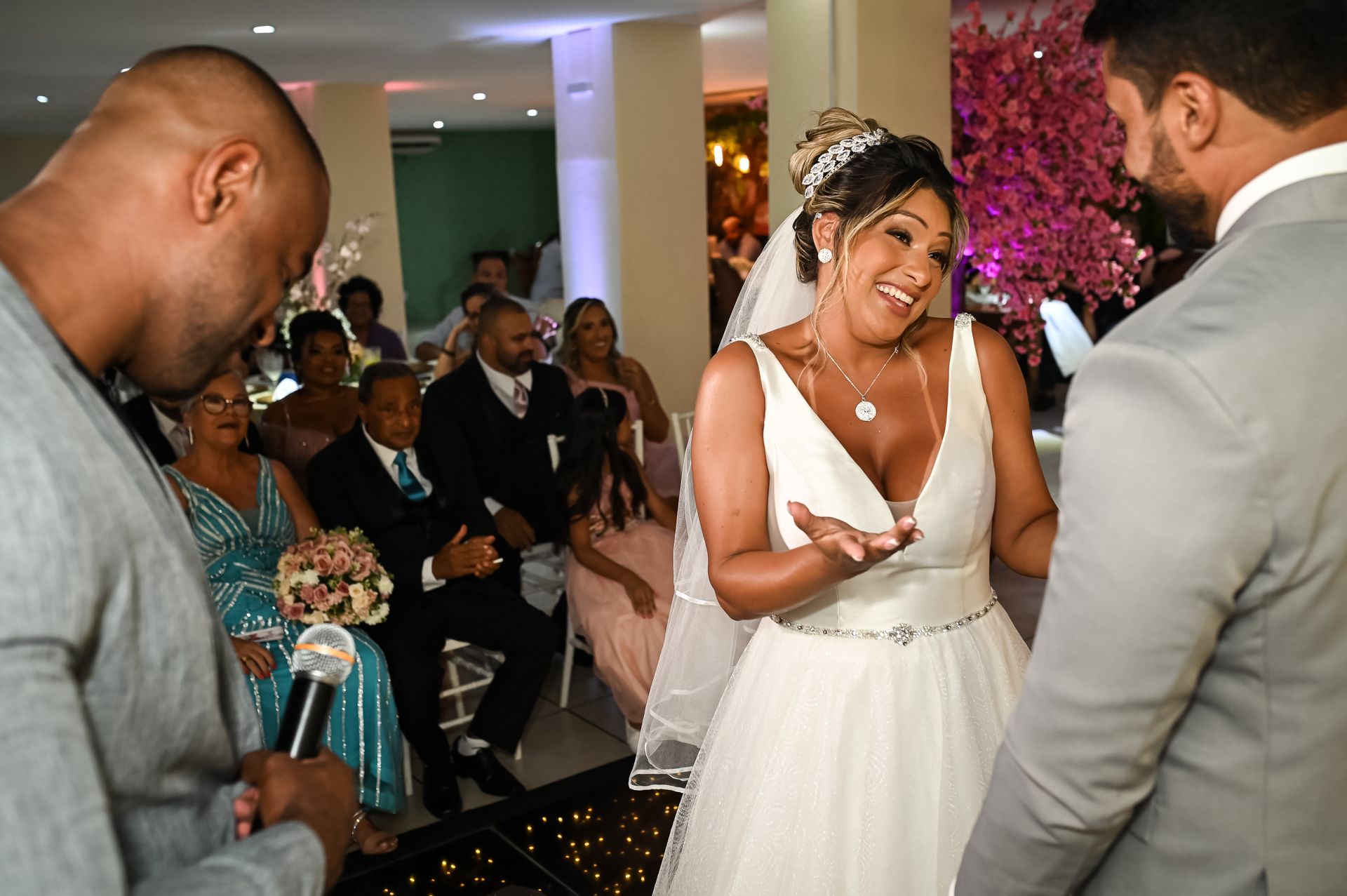 "União Celestial: O Casamento Abençoado de Gabriela e Rafael" - 2 - 6